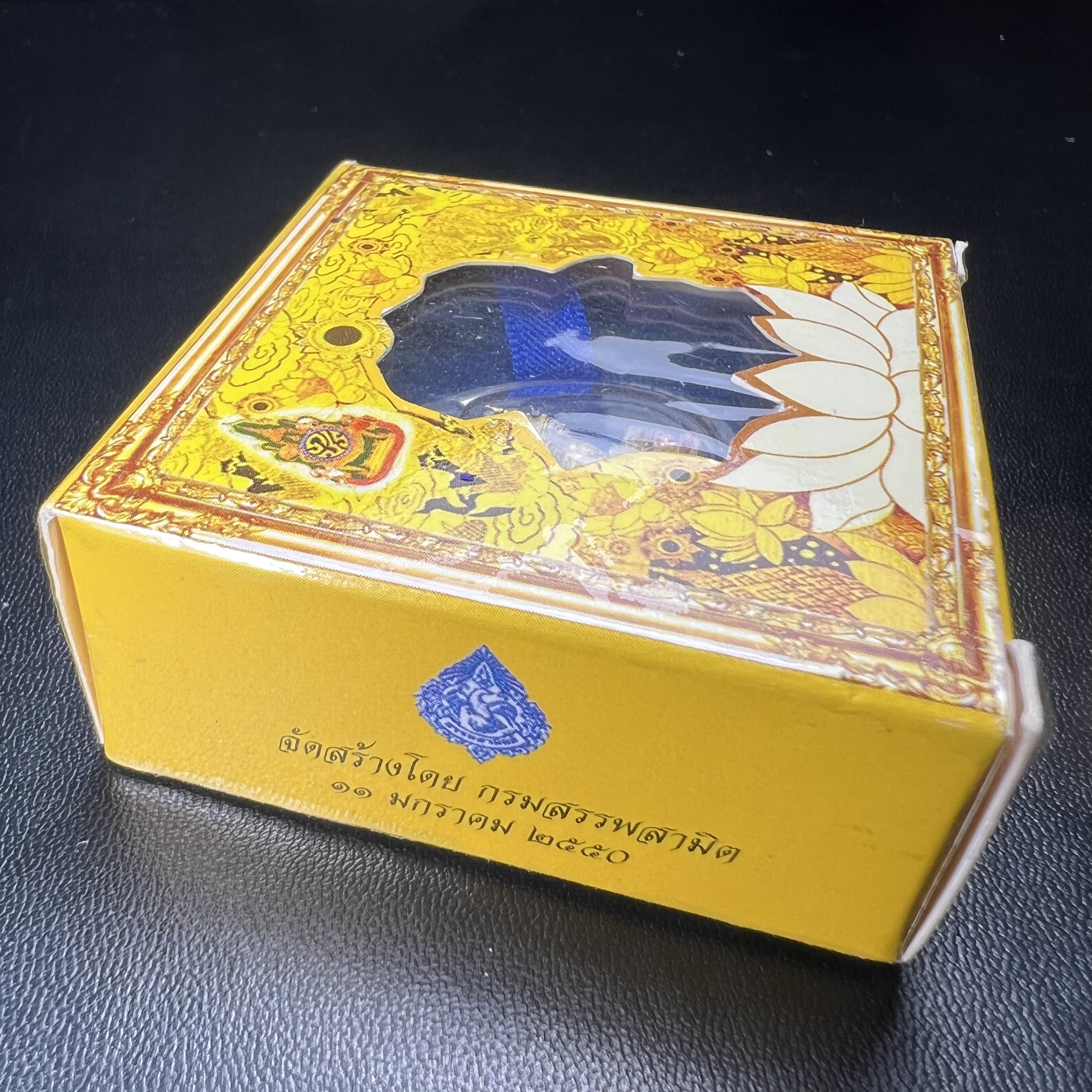 พระแก้วมรกต(จำลอง)ลอยองค์ ขนาดหน้าตัก 1/4 นิ้ว ทรงเครื่องฤดูร้อน เนื้อเงินสามกษัตริย์ ตราสัญลักษณ์ฉลองสิริราชสมบัติครบ 60 ปี พ.ศ.2549(สภาพสวย ครบ สมบูรณ์)