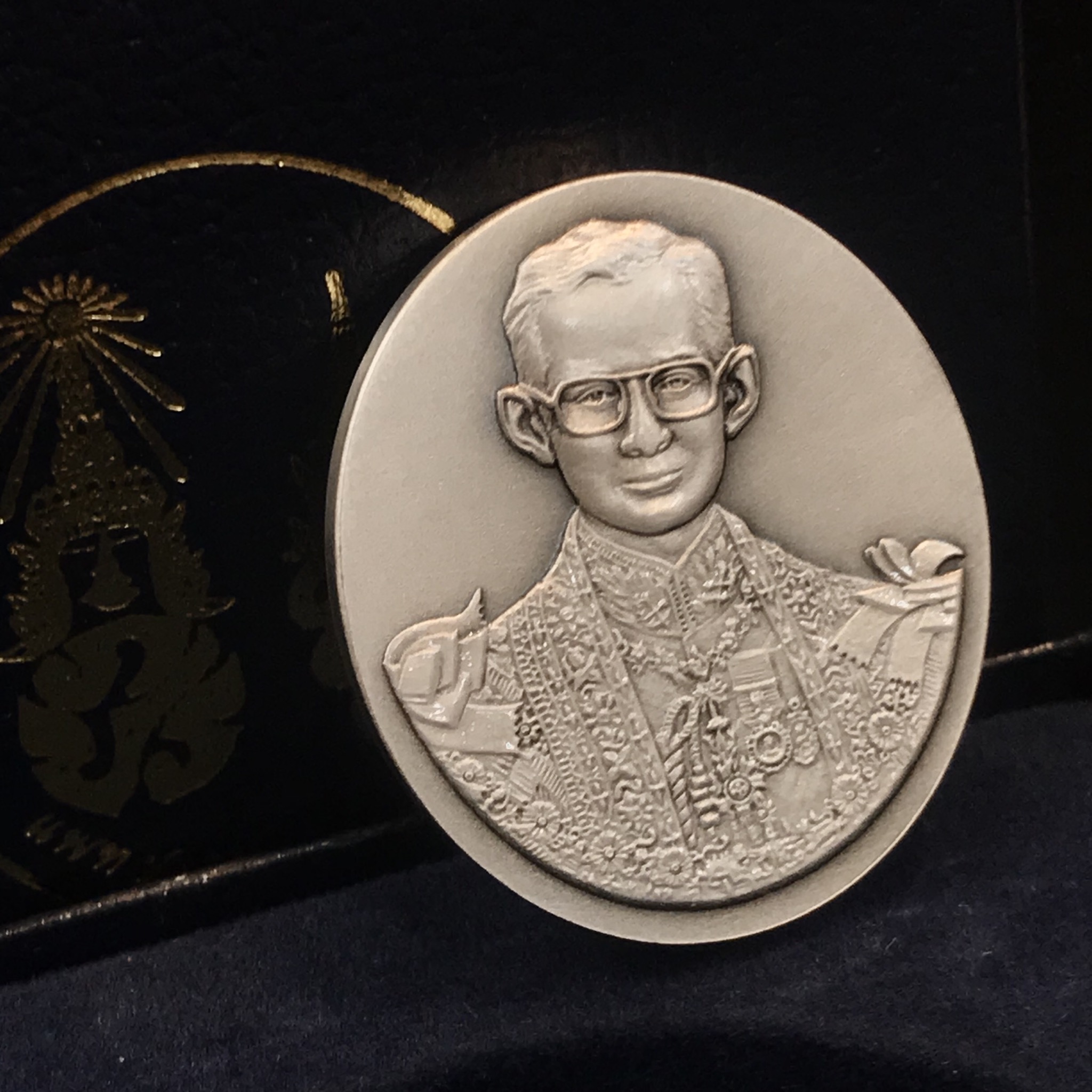 เหรียญที่ระลึก 80ปีแพทย์สมาคมแห่งประเทศไทย (แบบที่1)ปี2544 เหรียญสวยกล่องบรรจุใบรับรองเดิมพร้อม