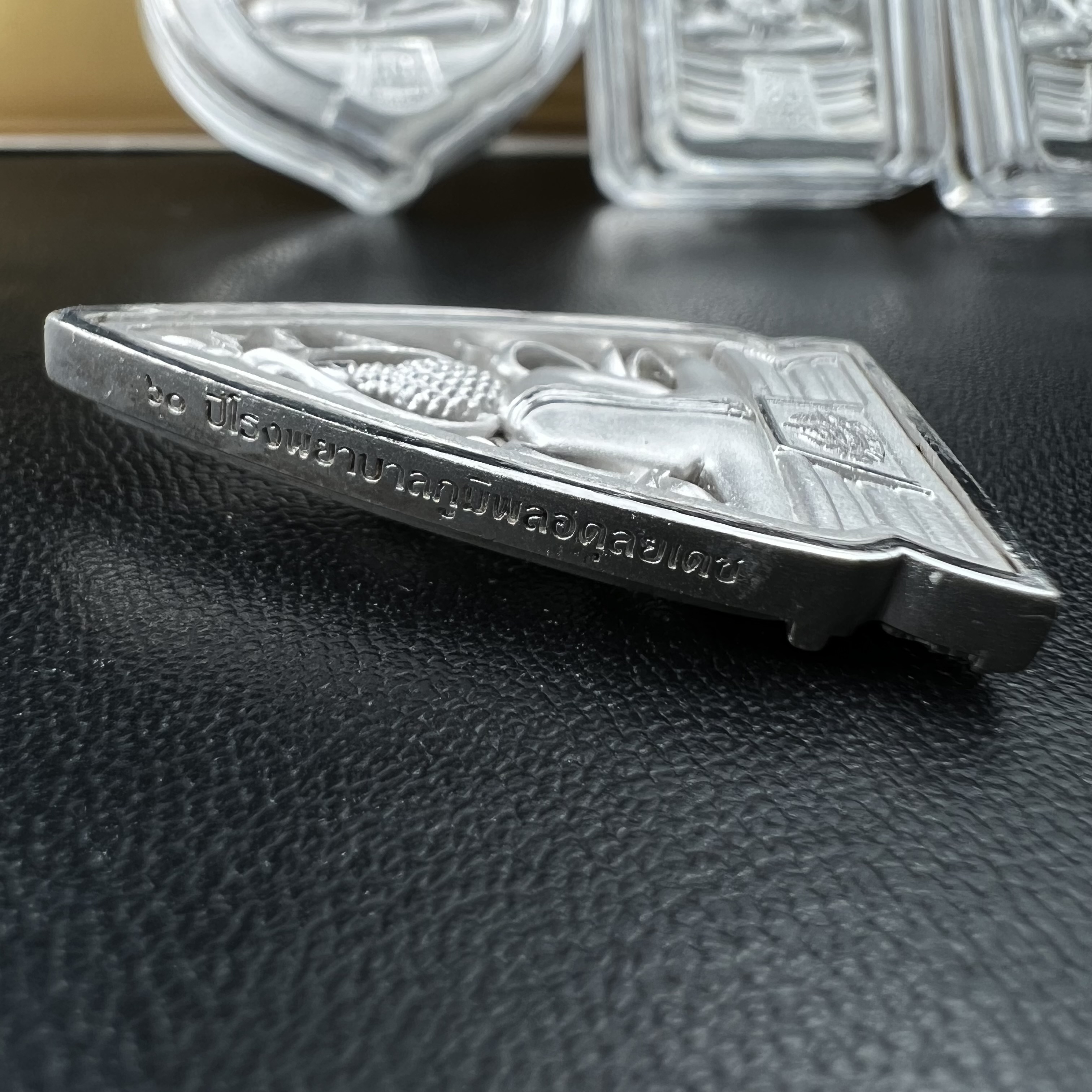 พระพุทธโสธร คุ้มเกล้าฯ ภปร.(ใต้ร่มพระบารมี คุ้มเกล้า) 60ปี รพ.ภูมิพลฯ พ.ศ.2552 เหรียญเนื้อเงิน ชุบทองคำขาว(พิมพ์ รูปอาร์ม+รูปใบมะขาม+รูปห้าเหลี่ยม+รูปสามเหลี่ยม)(1ชุด 4 พิมพ์ ครบทุกแบบที่จัดสร้าง)1 ใน 3000 เหรียญ ครบชุดหายาก