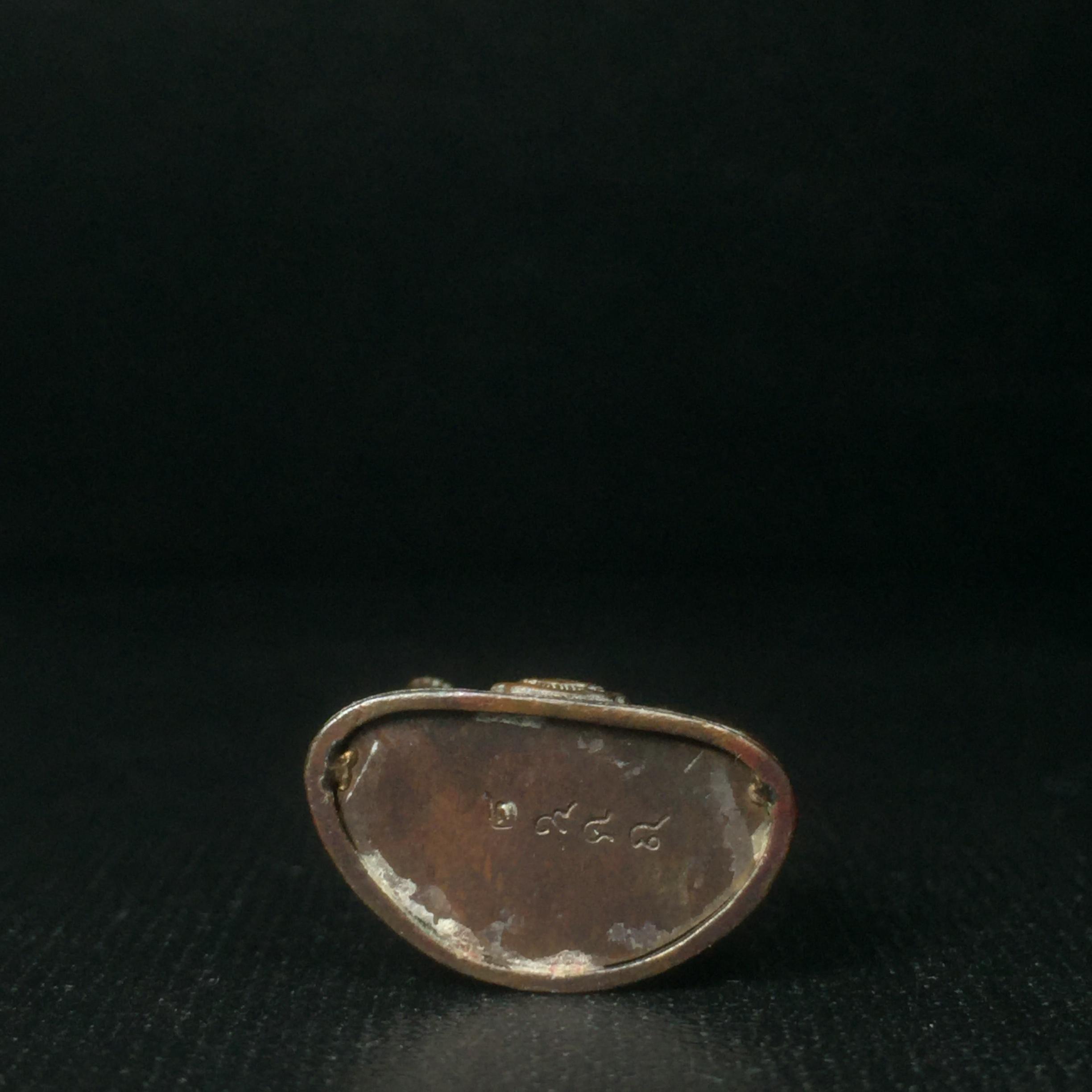 พระกริ่งไพรีพินาศ เฉลิมพระเกียรติ พระบาทสมเด็จพระเจ้าอยู่หัวรัชกาลที่9 พระชนมพรรษา 6 รอบ ปี2542 เนื้อนวโลหะผสมทองคำ(บรรจุเหล็กไหล)ดีนอก-ดีใน