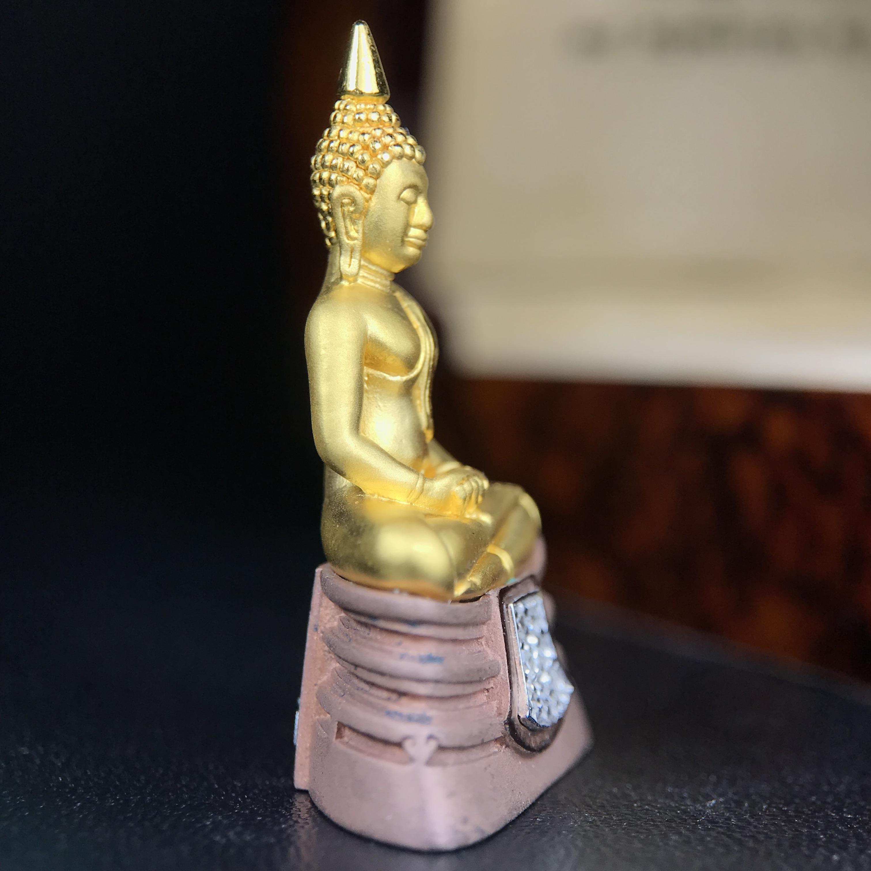 พระพุทธโสธร รุ่นสร้างอุโบสถหลังใหม่ พิธีพุทธาภิเษก ณ อุโบสถวัดโสธรวรารามวรวิหาร 18 พฤศจิกายน พ.ศ.2542 เนื้อสามกษัตริย์ องค์พระทองคำแท้ ฐานนาก ผ้าทิพย์ประดับเพชรแท้ หนักรวม 6.82g ขนาด 2.5x3.5 ซม.(องค์หมายเลข ๒๔๘)(พุธศิลป์สุดงดงาม อีกหนึ่งรุ่นยอดนิยม)หายาก