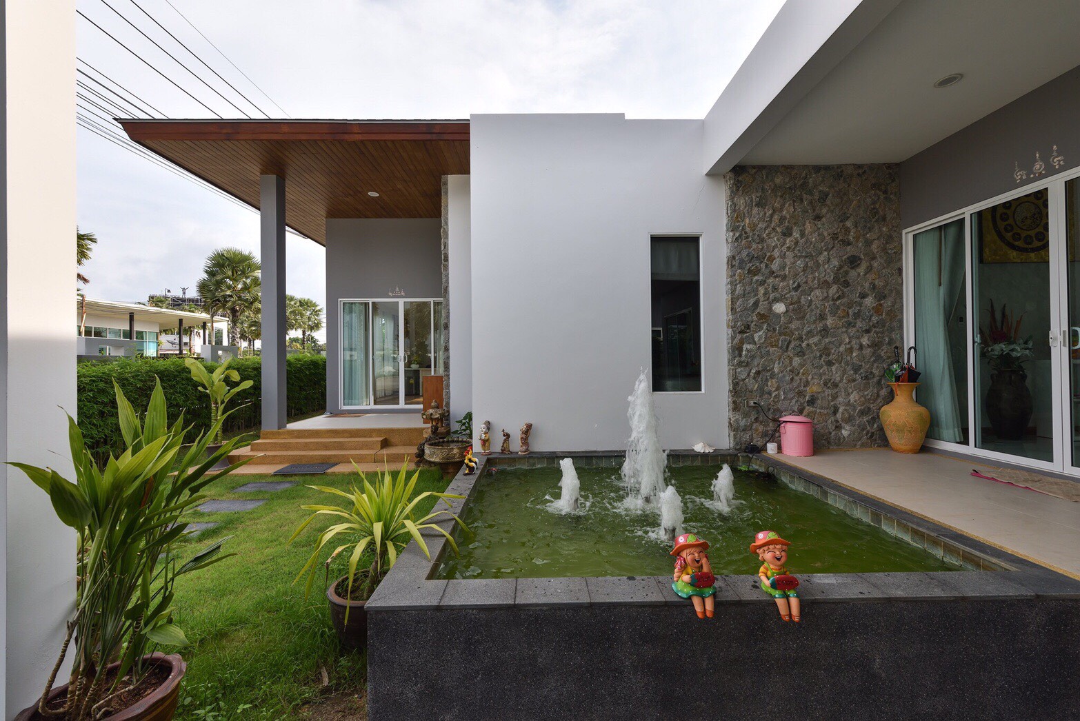 For Sales/Rent : 4 bed room private poool villa tropical modern style locate in Bandon-Cherntalay road.