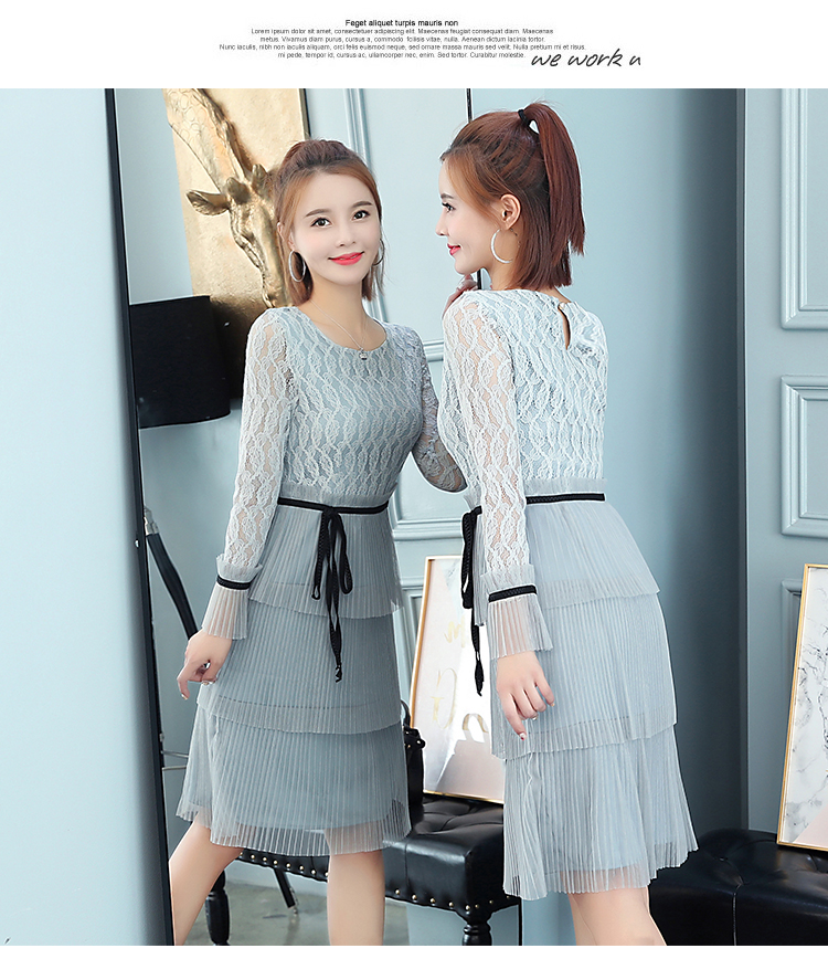 ชุดเดรสสั้นสีเทาอมฟ้า เสื้อผ้าลูกไม้ กระโปรงผ้าโปรงอัดพลีท สวยหวาน ดูดี