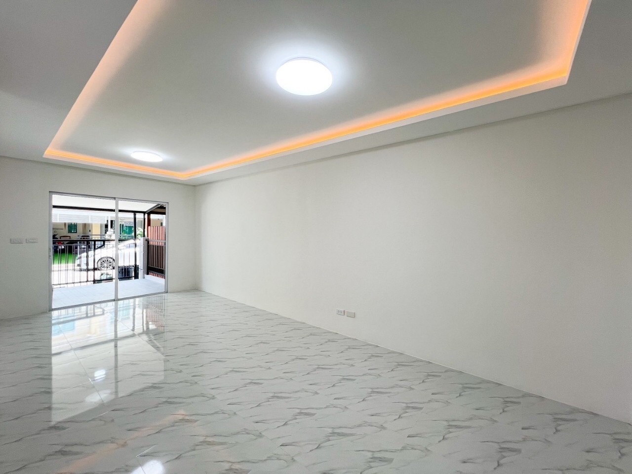 For Sales : Ratsada, 2-Story Town House, 3 Bedrooms 2 Bathrooms