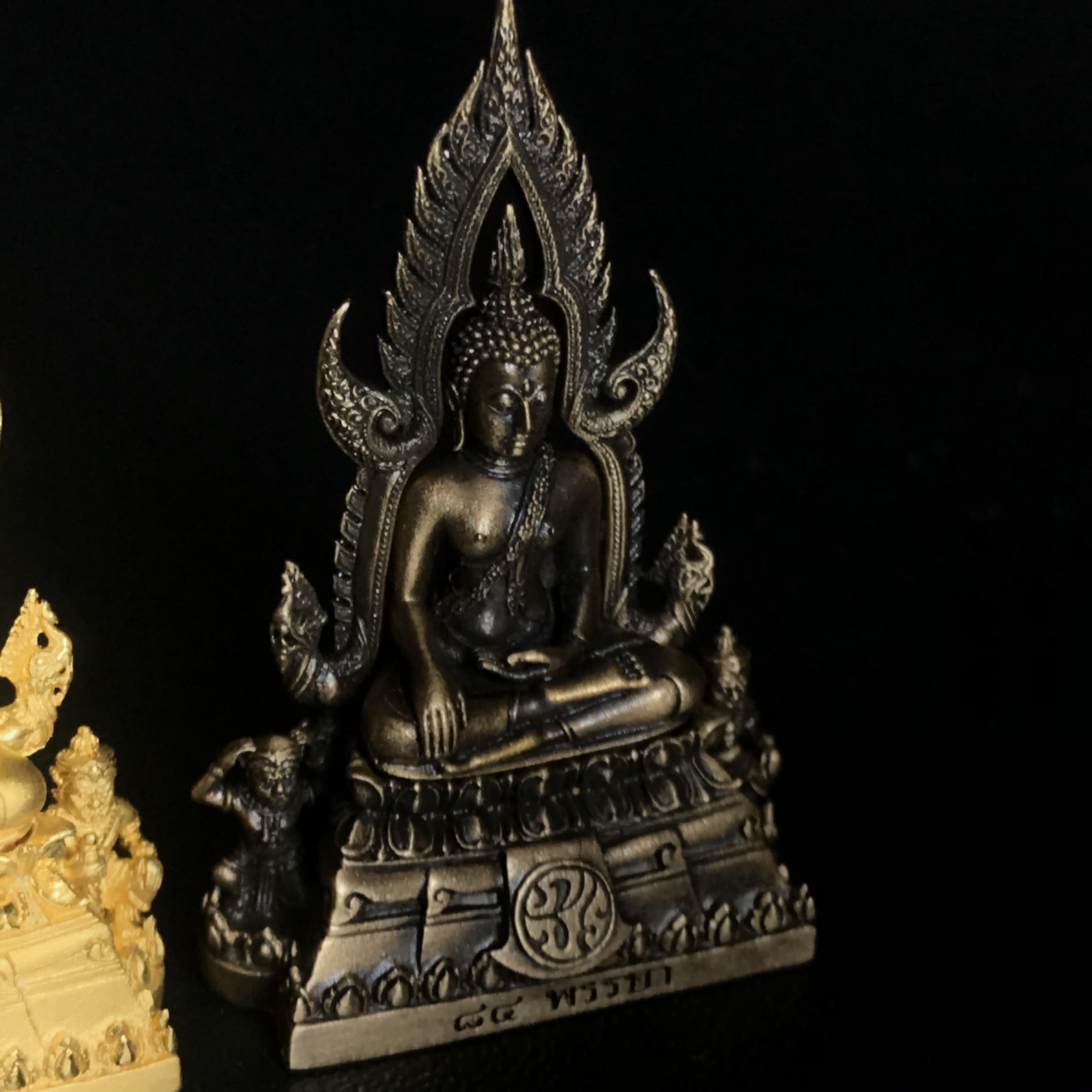 พระพุทธชินราช(จำลอง) ภปร. 84 พรรษา พิมพ์กลางขนาดหน้าตัก 1/2 นิ้ว(ครบชุด3องค์ เนื้อทองคำ+เนื้อเงินชุบทองคำขาว+เนื้อบรอนซ์รมดำซาติน)(พระราชทานมวลสาร จิตรลดาและเส้นพระเจ้า(เส้นผม)รัชกาลที่9)