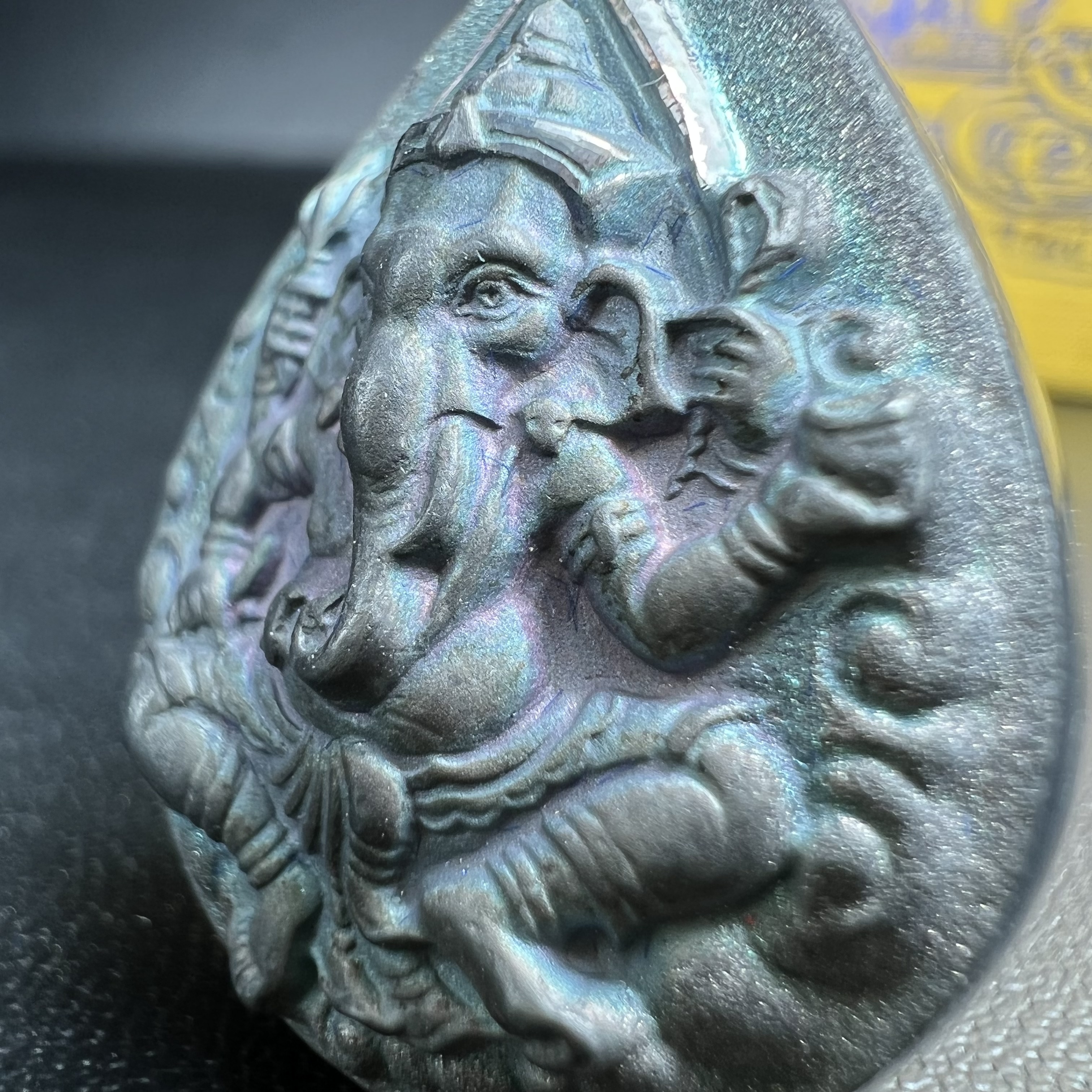 เหรียญพระพิฆเนศวร ญสส. ชุดกาญจนาภิเษกครองราชย์ 50 ปี พุทธศักราช 2538 พิมพ์ใหญ่(2.9 ซม.) เนื้อเงินผิวเดิมกลับดำขึ้นสีรุ้งเข้มขลังงดงามธรรมชาติสร้างสรรค์ สภาพสวยเดิมพร้อมกล่องบรรจุเดิม ตอกโค๊ดหมายเลขกำกับ(1ใน 5539องค์)