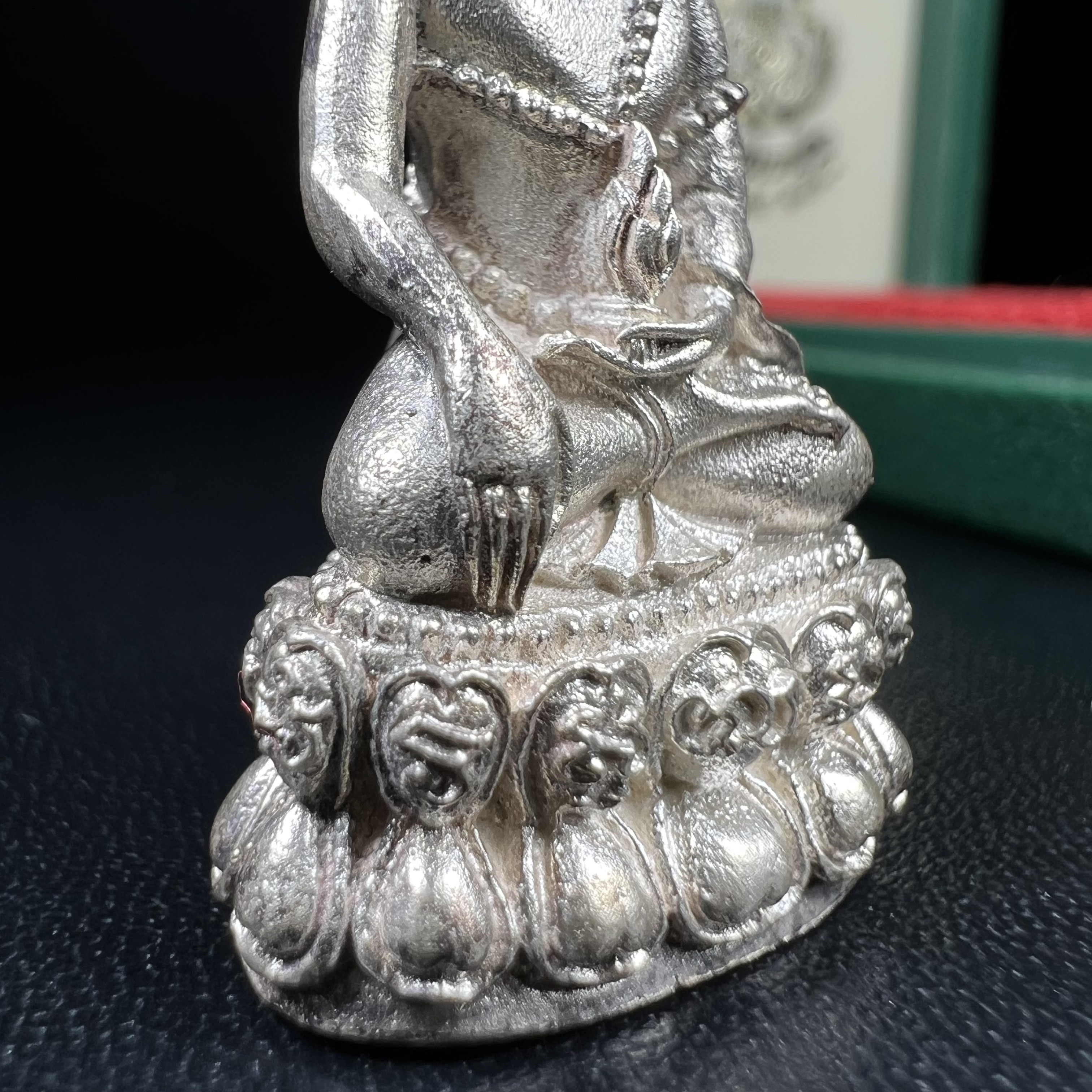 พระกริ่งวาสนาสมเด็จพระสังฆราช(วาสน์)วัดราชบพิธฯ ปี2531 เนื้อเงิน สร้างเป็นที่ระลึกในคราวที่สมเด็จพระอริยวงศาคตญาณ สมเด็จพระสังฆราช(วาสน์ วาสโน)มีพระชนมายุครบ90พรรษา(ในหลวง ร.9 เสด็จในพิธี)งานแกะแม่พิมพ์โดย นายช่างเกษม มงคลเจริญ)(1 ใน 191 องค์)หายาก