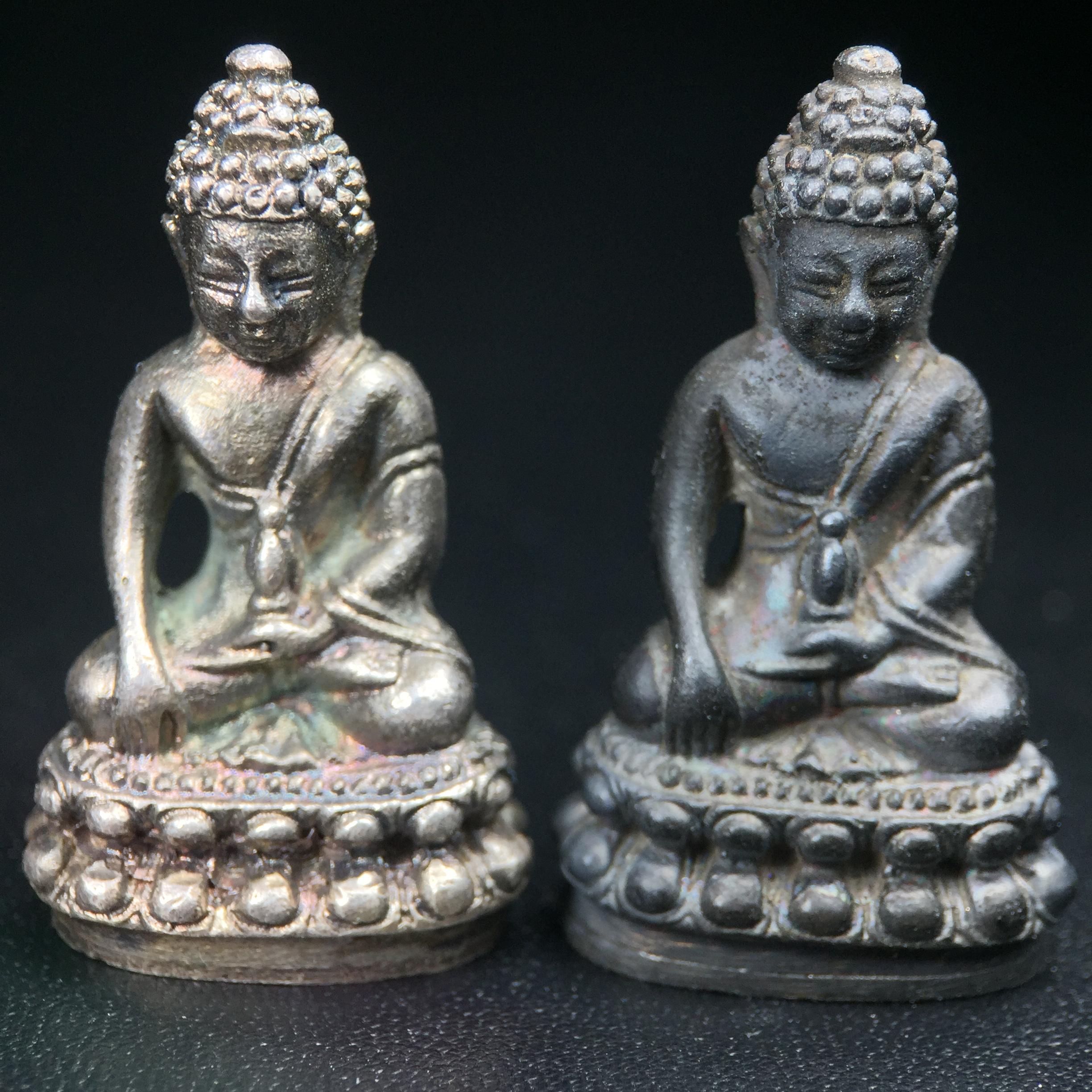 พระกริ่งศาสดา ภปร. วัดบวรนิเวศวิหาร ปี 2532 จัดสร้างในโอกาสสองทศวรรษรามาธิบดี เพื่อศูนย์การแพทย์สิริกิติ์ เนื้อเงิน+เนื้อนวโลหะ(1ชุดรวม 2 องค์) (พิธีใหญ่ มวลสารมงคล สวยงามเข้มขลัง)สมเด็จพระญาณสังวร สมเด็จพระสังฆราชฯเสด็จเททอง