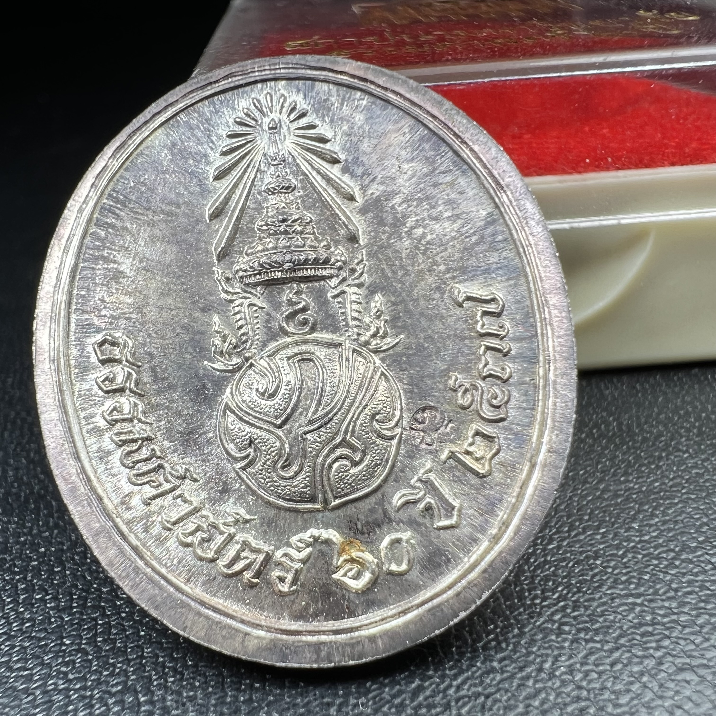 เหรียญพระพุทธสิหิงค์ ภปร. รุ่นมหาลัยธรรมศาสตร์ 60ปี พ.ศ.2537 พิมพ์เล็กกรรมการ(ไม่มีหูห่วง)เนื้อเงินพร้อมกล่องบรรจุเดิม(ในหลวงรัชกาลที่9เสด็จในพิธี)(พิธีใหญ่เกจิที่มีชื่อเสียงมาร่วมปลุกเสกจำนวนมากชนวนมาลสารเก่าเข้มขลัง)ของดีธรรมศาสตร์ที่ศิษย์เก่าไม่ควรพลาด