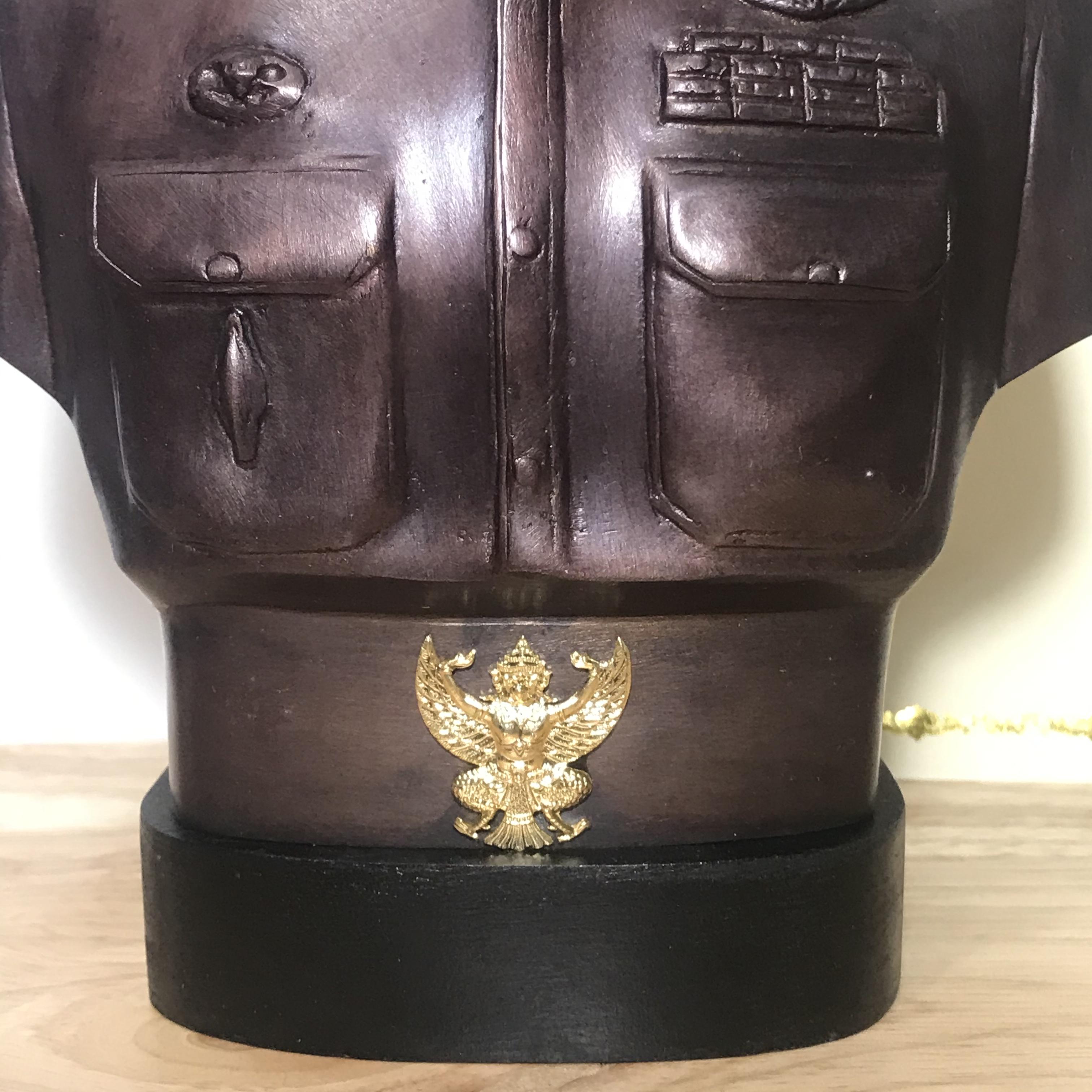 พระบรมรูปหล่อในหลวง ร.9 กรมราชองครักษ์ รุ่น 2 ปี 2539(นิยมหายาก)พร้อมใบรับรองเดิม(สภาพสวยสมบูรณ์เก็บเก่าเดิมอยู่ในถุงซีนและกล่องบรรจุเดิม)องค์หมายเลข 09399