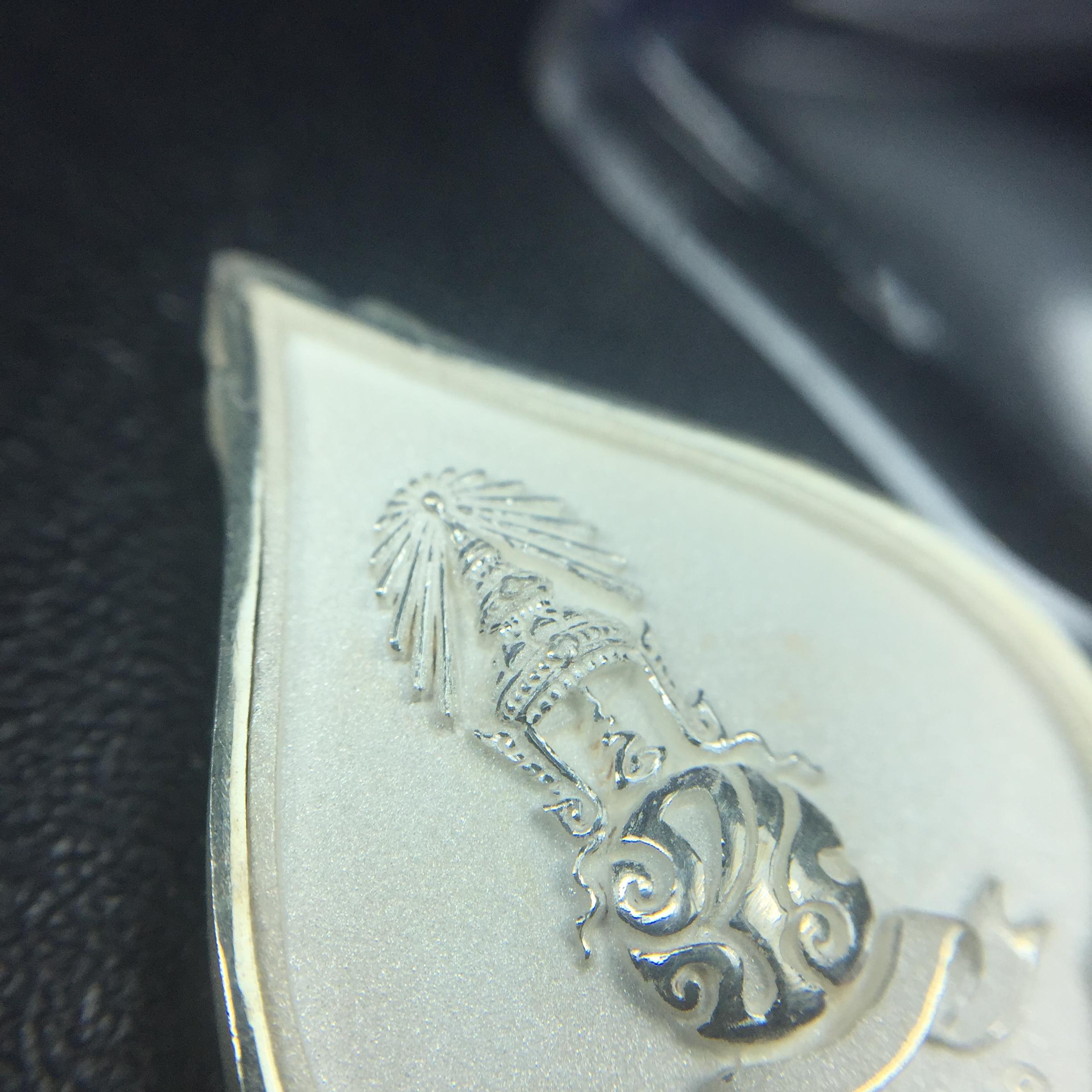 พระแก้วมรกต ภปร. ปี2547 จัดสร้างโดย รพ.ภูมิพลฯ เนื้อเงิน เหรียญทรงดอกบัว(1ใน3000องค์)