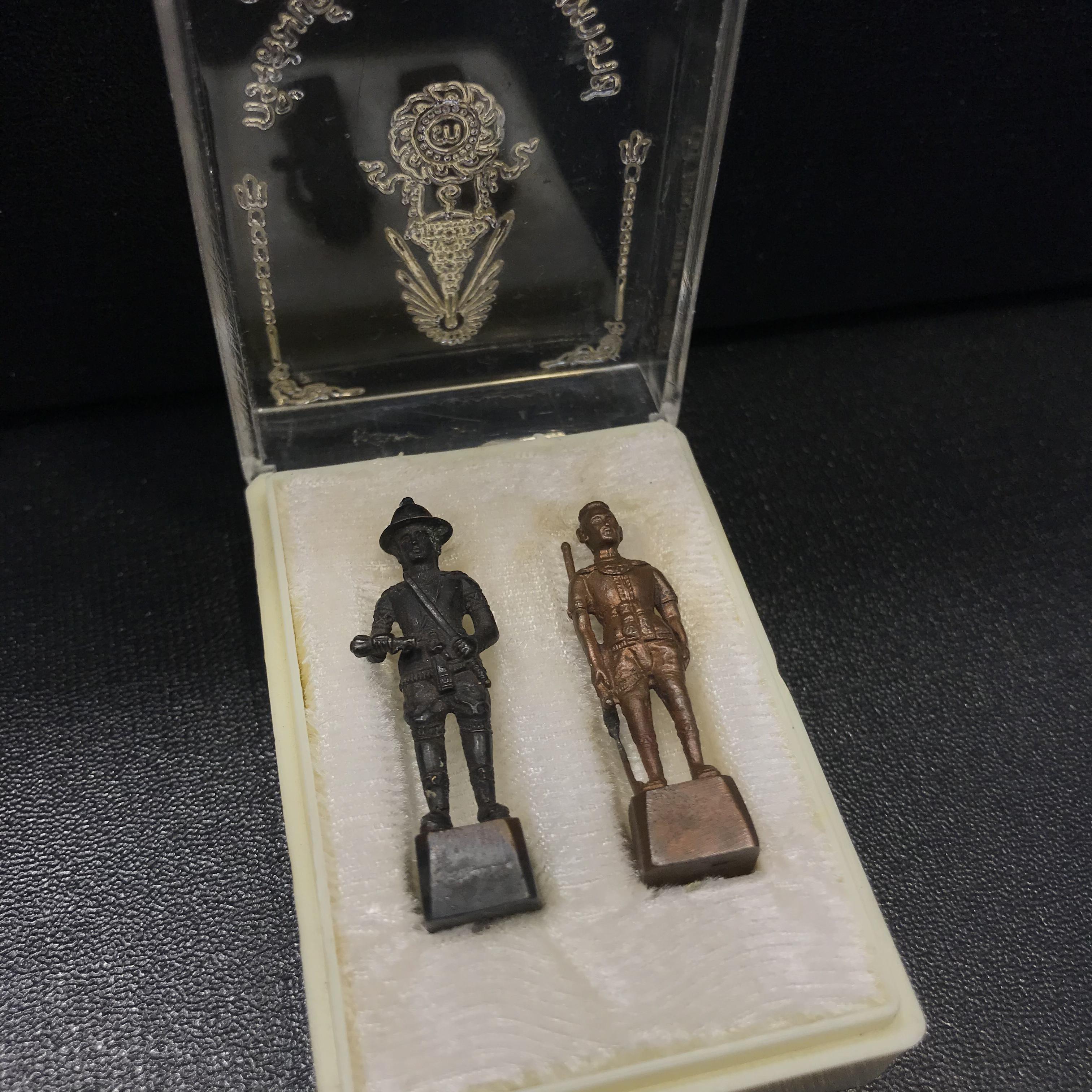 พระกริ่งสมเด็จพระนเรศวร-พระกริ่งสมเด็จพระเอกาทศรถ กองทัพภาคที่3จัดสร้าง ปี2517 เนื้อนวโลหะกล่องเดิม(หายาก)(ในหลวง ร.9 เสด็จในพิธี)