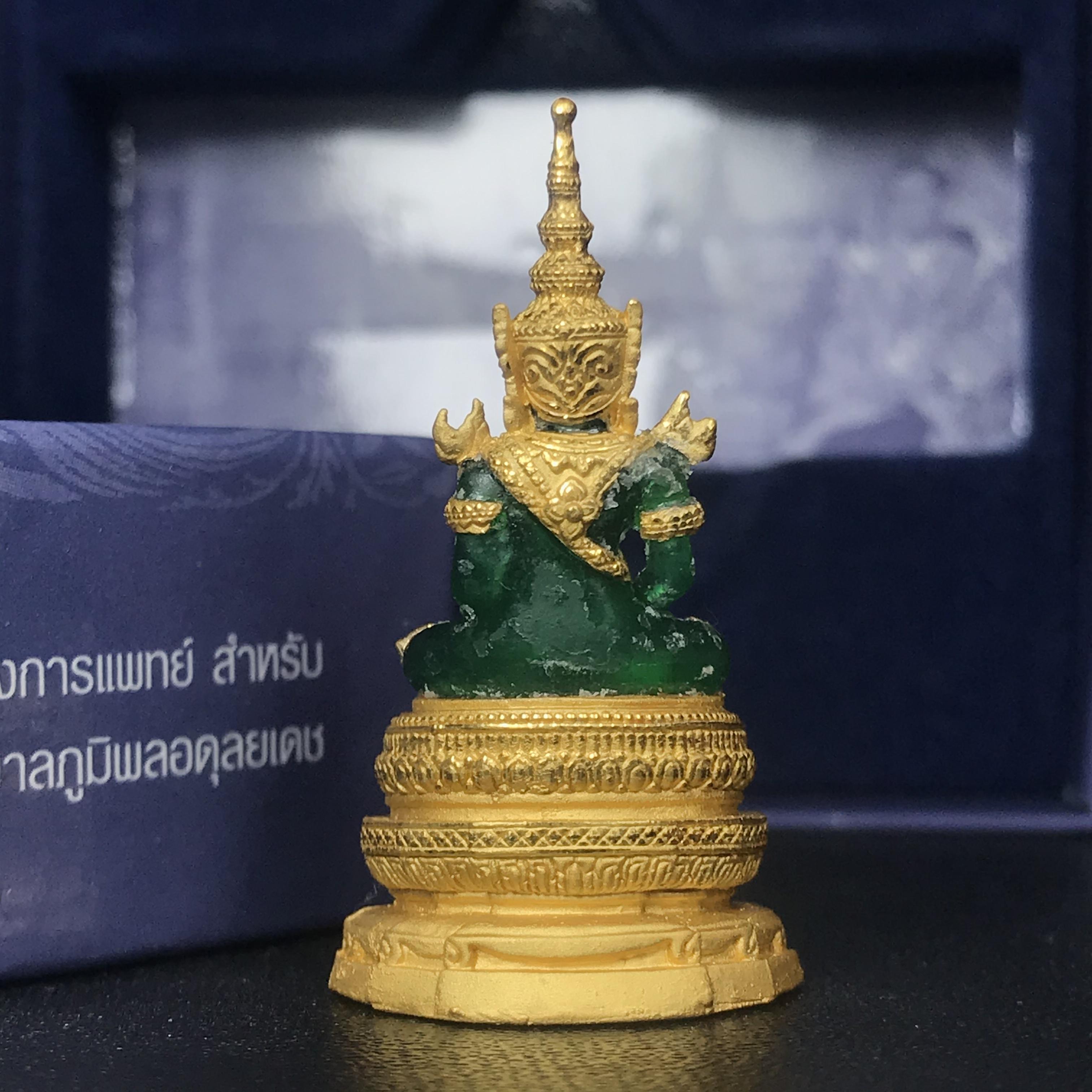 พระแก้วมรกต ภปร. ปี2547 จัดสร้างโดย รพ.ภูมิพลฯ ลอยองค์ หน้าตัก 1/2 นิ้ว เนื้อเรซิ่นหุ้มทองคำ99.99%