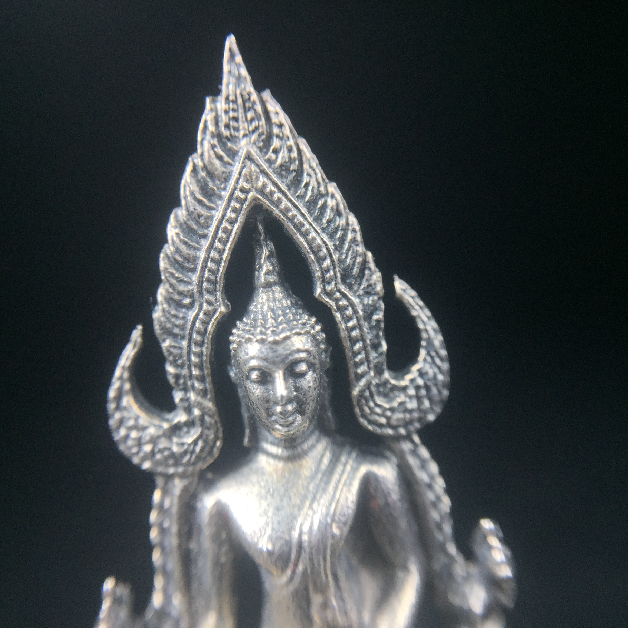 พระกริ่งพระพุทธชินราช มวก. วัดเบญจมบพิตร ปี 2519 เนื้อเงินสภาพสวยผิวเดิม หมายเลข687(ในหลวงรัชกาลที่9และราชินีเสด็จฯเททอง)(พิธีใหญ่ เกจิอาจารย์ในยุคยอดนิยมร่วมปลุกเสก)