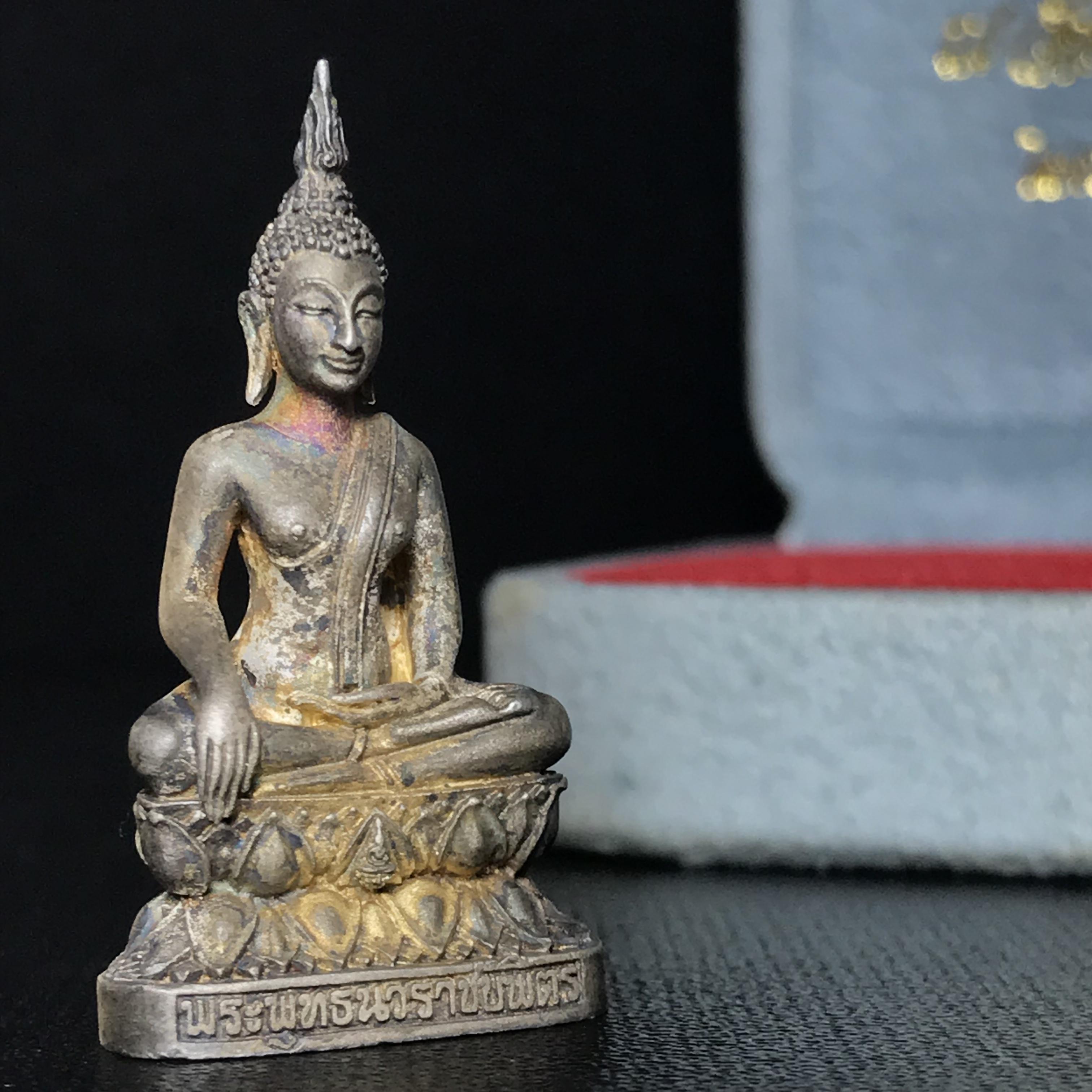 พระกริ่งพระพุทธนวราชบพิตร ครองสิริราชสมบัติครบ 50 ปี พ.ศ.2540 ชุดพระราชทาน(หายาก)เนื้อเงินผิวเดิมขึ้นสีรุ้งแบบนิยม