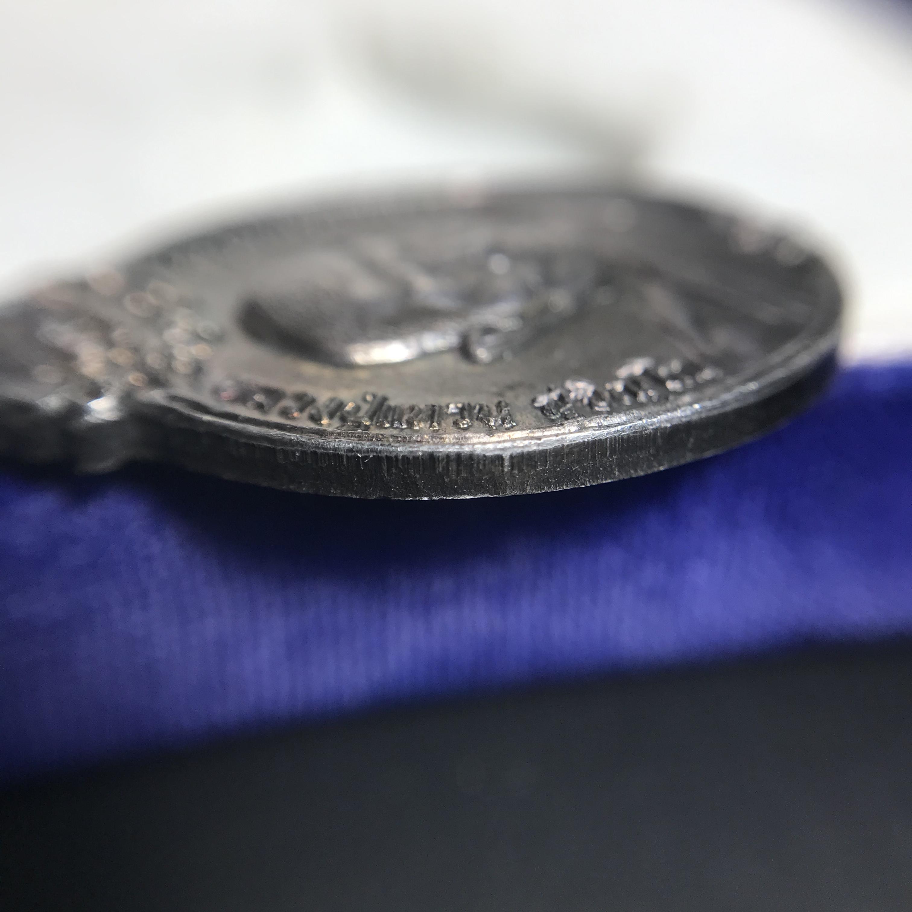 หลวงปู่แหวน วัดดอยแม่ปั๋ง รุ่นสร้างตึกโรงพยาบาล ปี 2521 หลัง ภปร.(ใหญ่) เนื้อเงิน(บล็อกนิยม)(คัดสวยสภาพผิวเดิม)กล่องเดิมครบสมบูรณ์(หายาก)