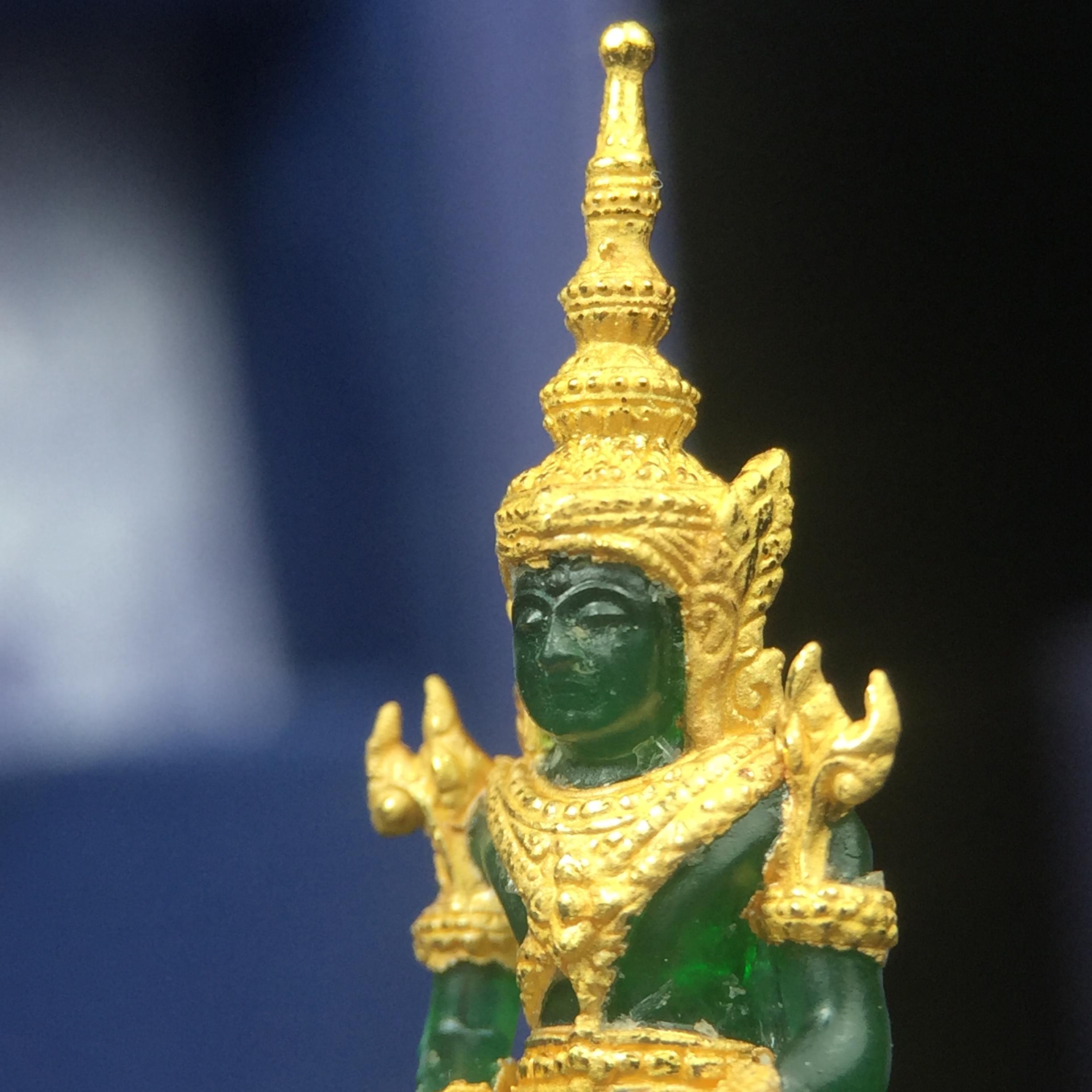 พระแก้วมรกต ภปร. จัดสร้างโดย รพ.ภูมิพลฯ ปี2547 ลอยองค์ขนาดหน้าตัก 1/2 นิ้ว เนื้อเรซิ่นหุ้มทองคำ99.99 งดงามทรงคุณค่าอีกหนึ่งรุ่นยอดนิยม หายาก