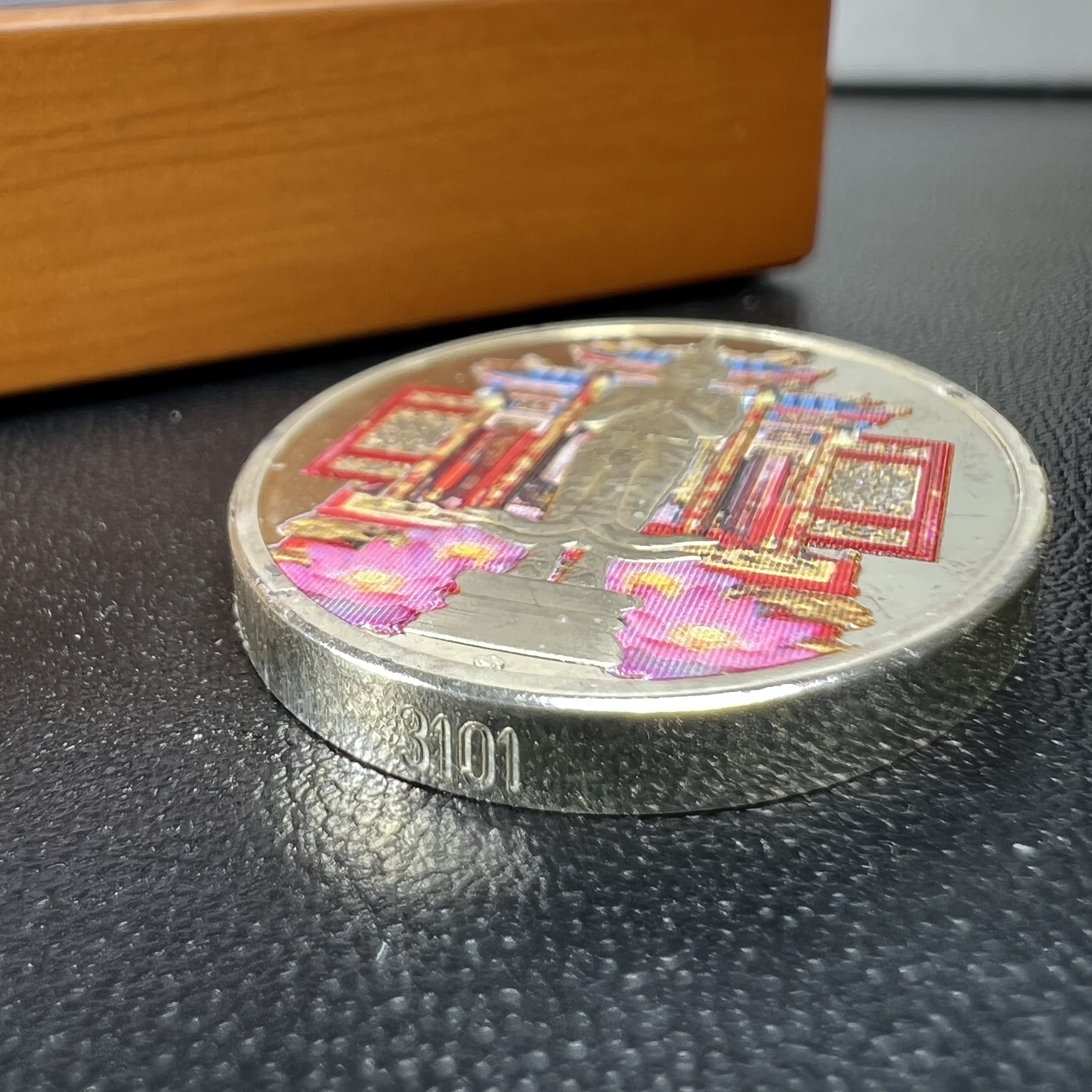 เหรียญที่ระลึกพระคลัง (พิมพ์สี) เนื่องในโอกาสครบ 125 ปี พระคลังมหาสมบัติ พ.ศ. 2558 เนื้อเงิน 99.99% ขัดเงา พิมพ์สี สวยสดงดงาม(นิยม สร้างน้อย หายาก)1 ใน 3126เหรียญ ***ตามความเชื่อที่ว่า ท่านใดมีพระคลังไว้บูชา ท่านนั้น จะมีกินมีใช้ตลอดไป เงินทองไม่ขาดมือ***