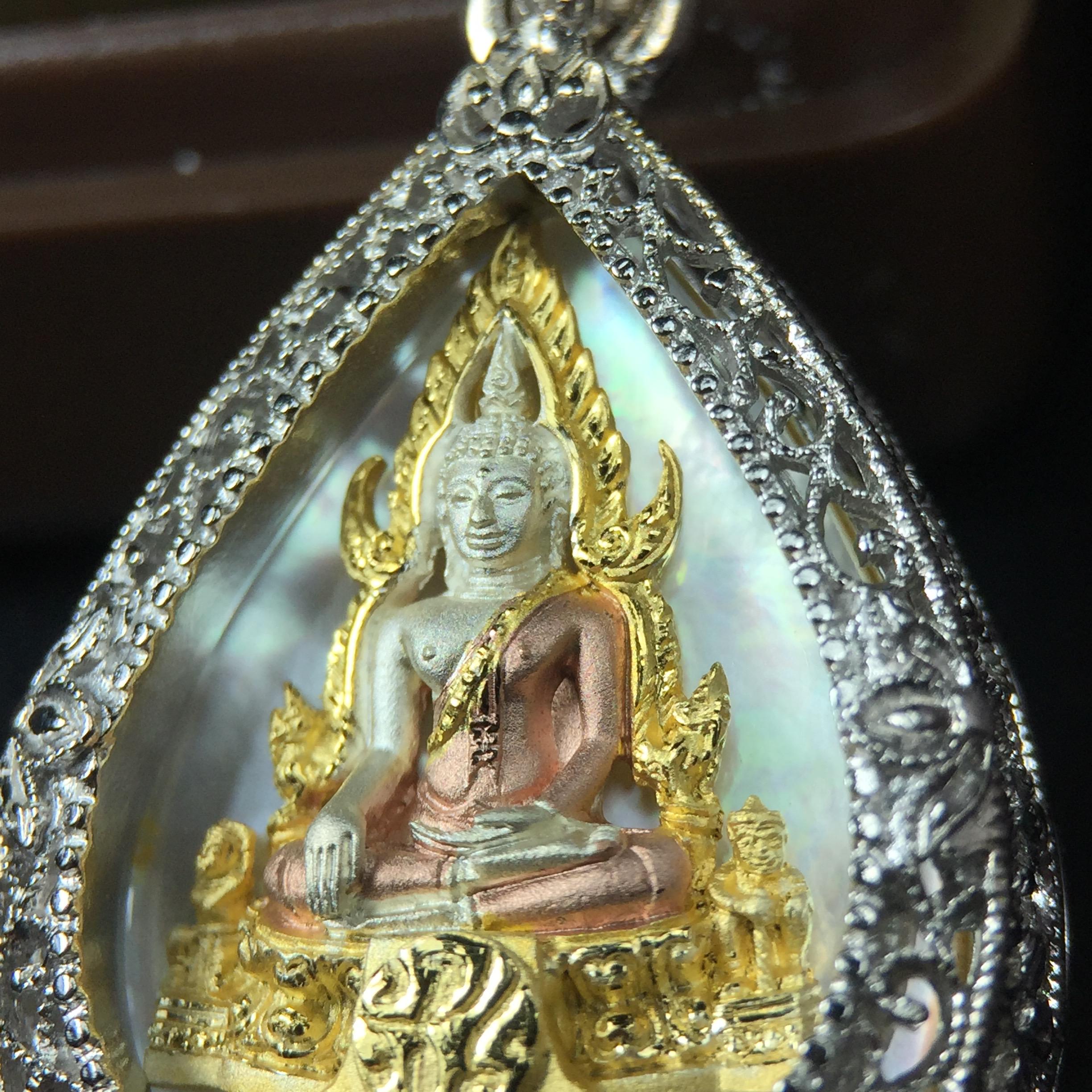 พระพุทธชินราช ภปร. โครงการ "เพราะแผ่นดินนี้ คือ แผ่นดินเกิด" ปี2548(รุ่นแรก) เหรียญทรงใบโพธิ์ ขนาด 21 x 29 มม. เนื้อเงินสามกษัตริย์ องค์พระชุบสามกษัตริย์ ล้อมด้วยกรอบเงินชุบทองคำขาวสลักเสลาเป็นลวดลายละเอียดอ่อน ส่วนพื้นองค์พระเป็นเปลือกหอยมุข