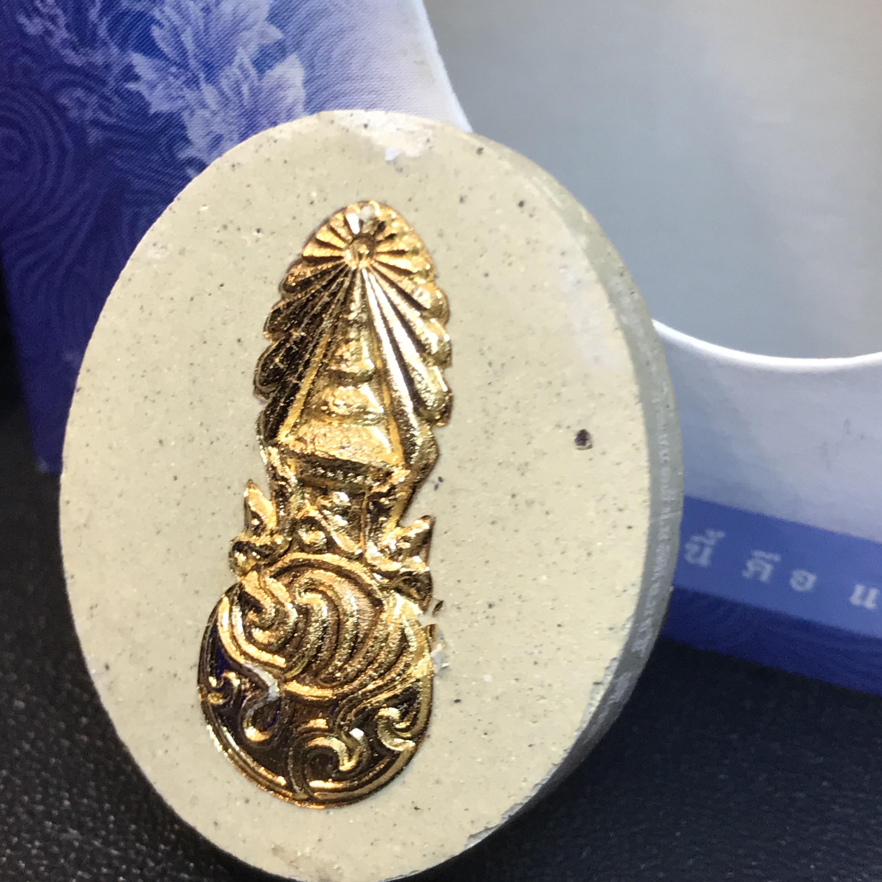 รูปหล่อพระบาทสมเด็จพระเจ้าอยู่หัว(ทรงงาน) ภปร. โครงการ เพราะแผ่นดินนี้คือแผ่นดินเกิด ปี2551 เนื้อผง ด้านหน้าปิดทอง หลัง ภ.ป.ร. ปิดทอง (มวลสารพระราชทานเส้นพระเจ้า (เส้นผม) ของพระบาทสมเด็จพระเจ้าอยู่หัวรัชกาลที่9