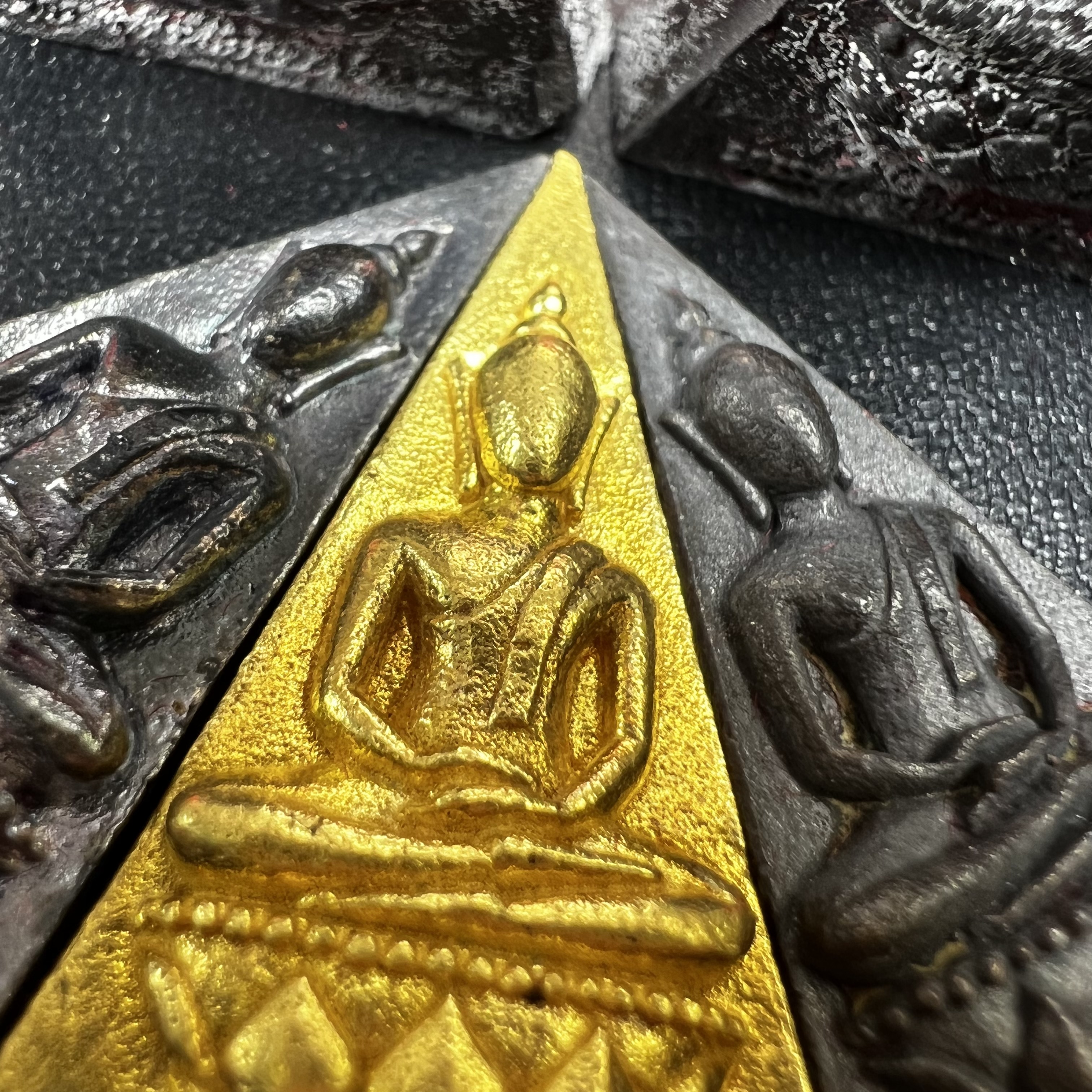 พระกำลังแผ่นดิน (สมเด็จจิตรลดา2) จัดสร้างเฉลิมพระเกียรติ ร.9 ครองราชย์ 50 ปี 2539 ชุดทองคำ(ประกอบด้วยเนื้อทองคำ+เนื้อเงิน+เนื้อนวโลหะ+เนื้อผง2องค์)(สร้างน้อยหายาก)พร้อมกล่องบรรจุเดิมครบสมบูรณ์(1ใน 1500ชุด)