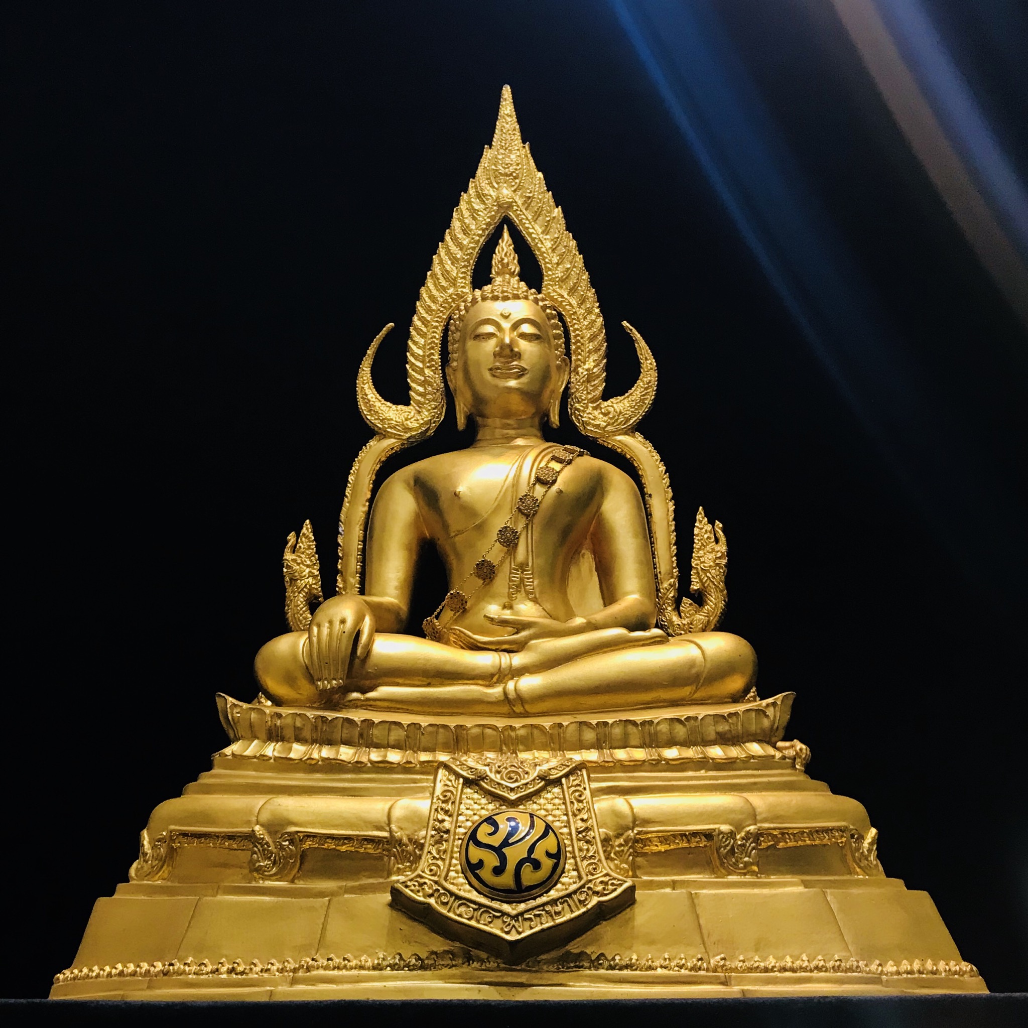 พระพุทธชินราช(จำลอง)ภปร. 84พรรษา เนื้อโลหะ ลงรักปิดทอง 100% ขนาดหน้าตัก 9 นิ้ว(ใต้ฐานบรรจุพระพุทธชินราชเนื้อผงพระราชทานมวลสาร จิตรลดาและเส้นพระเจ้า(เส้นผม))