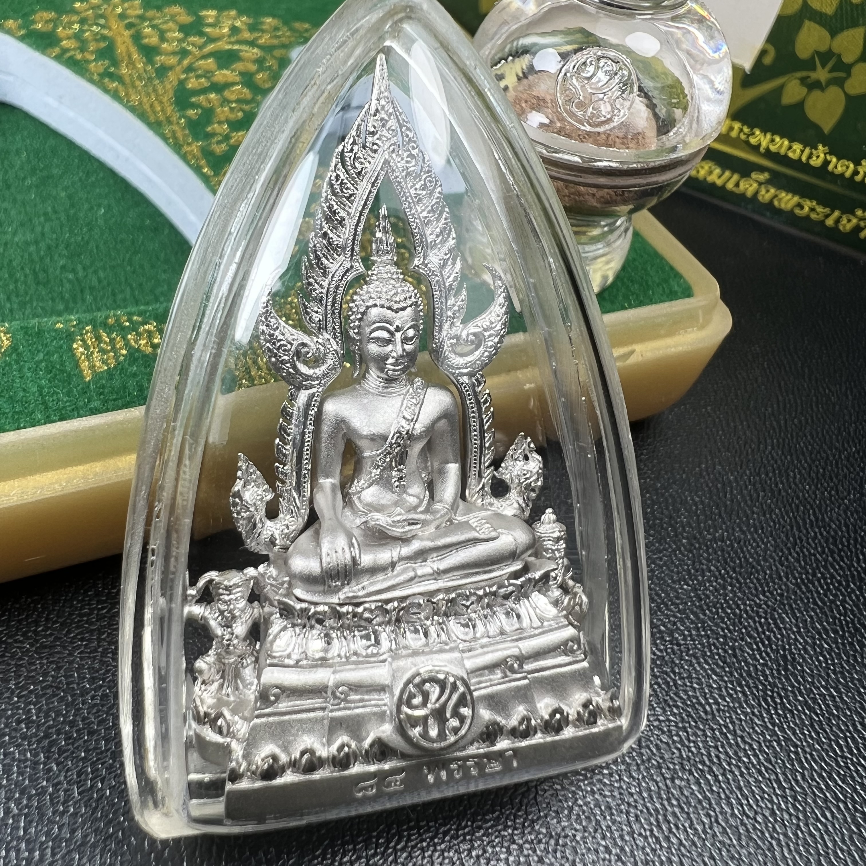 พระพุทธชินราช(จำลอง) ภปร. 84 พรรษา ปี 2554 เนื้อเงินชุบทองคำขาว พิมพ์กลางขนาดหน้าตัก 1/2 นิ้ว(พระราชทานมวลสาร จิตรลดาและเส้นพระเจ้า(เส้นผม)รัชกาลที่9)พุทธศิลป์ทรงคุณค่าอีกหนึ่งรุ่นยอดนิยม