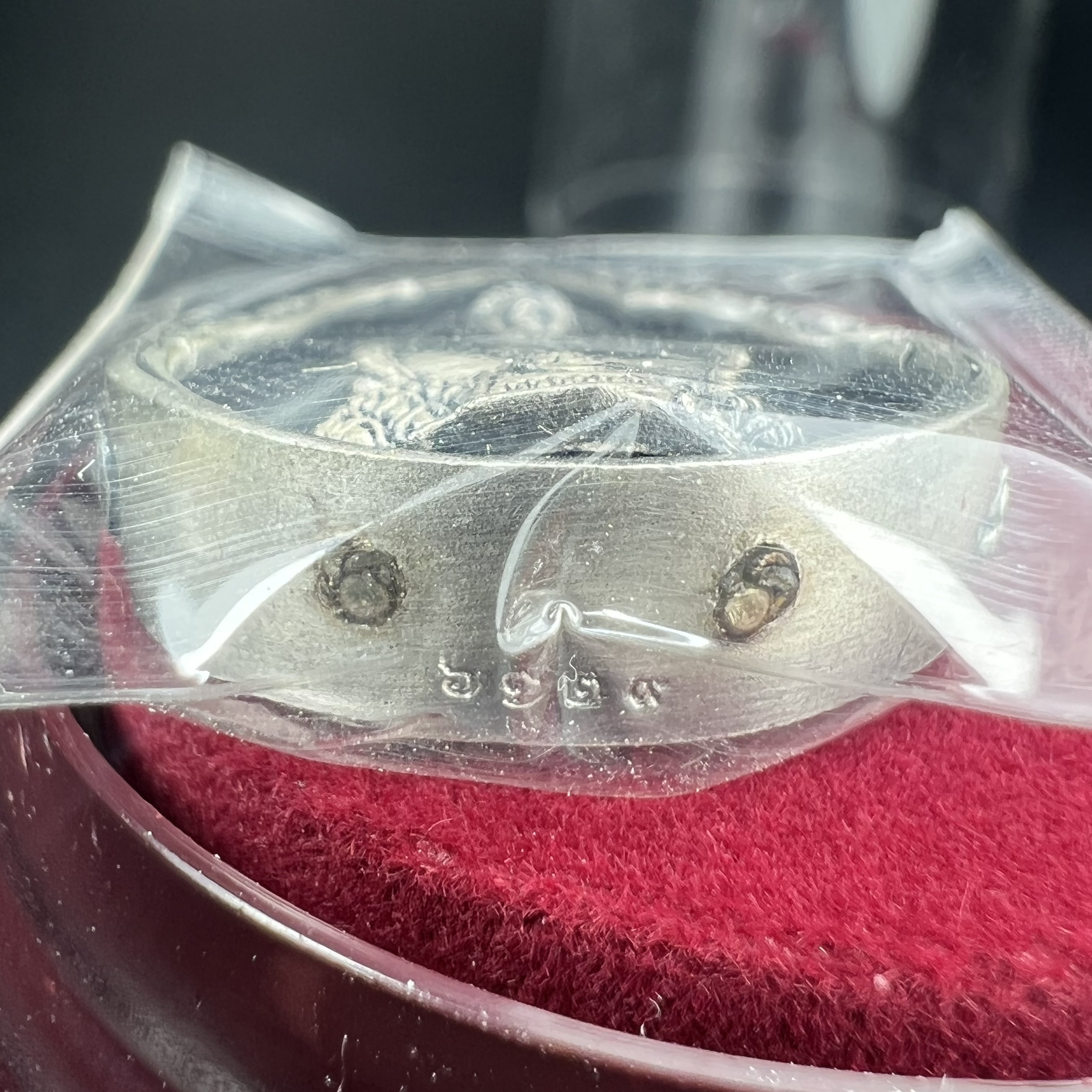 พระแก้วมรกต ภปร.(รุ่นแรก) ปี2545 รุ่นฉลองกรุงรัตนโกสินทร์ครบ 220 ปี พิมพ์ลอยองค์ทรงหยดน้ำ เนื้ออัลปาก้า ชุบเงินลงดำ ขนาด 18*27 มม. พร้อมครอบตั้งโชว์เดิม องค์พระซีนซองเดิม สวยครบสมบูรณ์