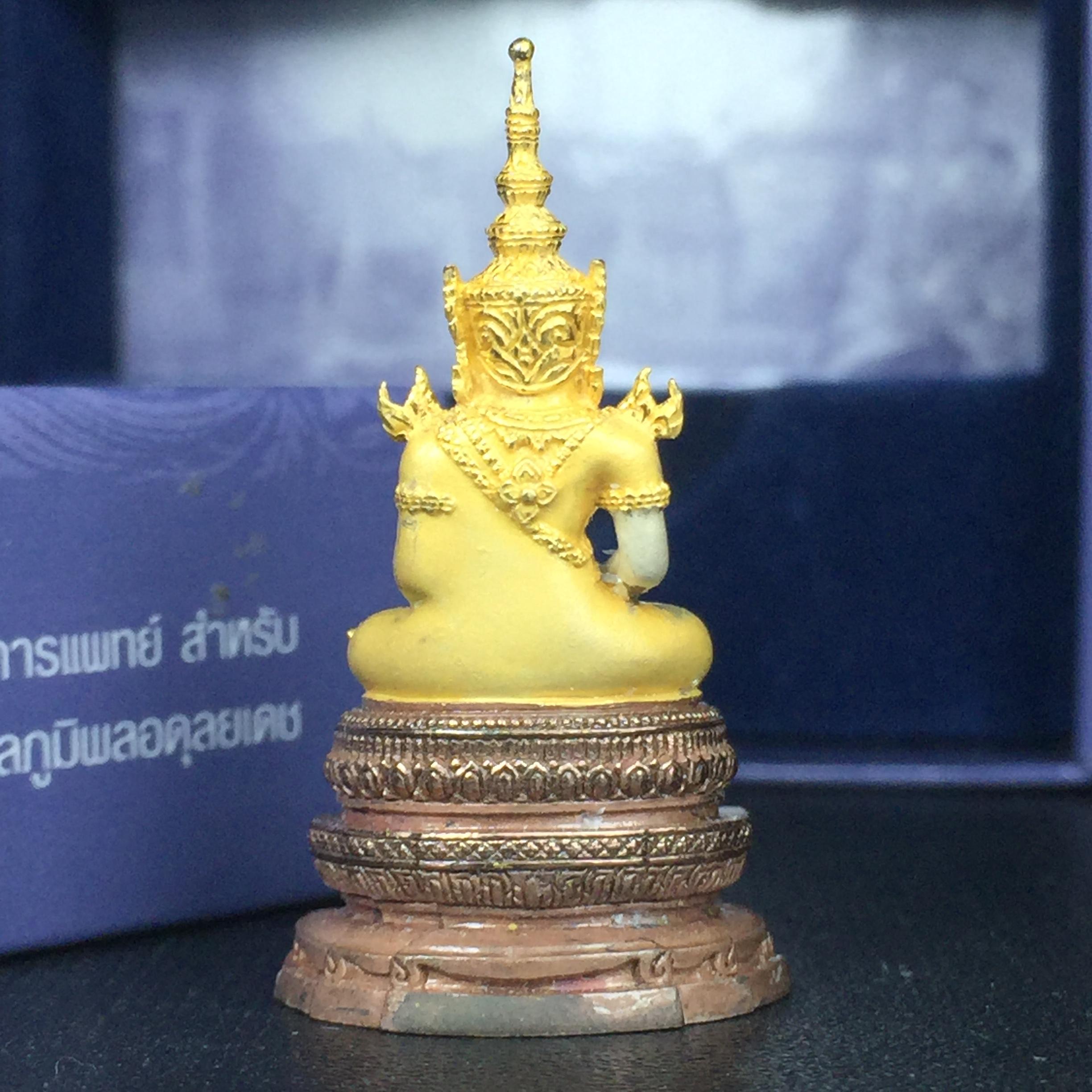 พระแก้วมรกต ภปร. ปี2547 จัดสร้างโดย รพ.ภูมิพลฯ เนื้อเงิน (3 กษัตริย์)ลอยองค์ หน้าตัก 1/2 นิ้ว(1ใน3000องค์)