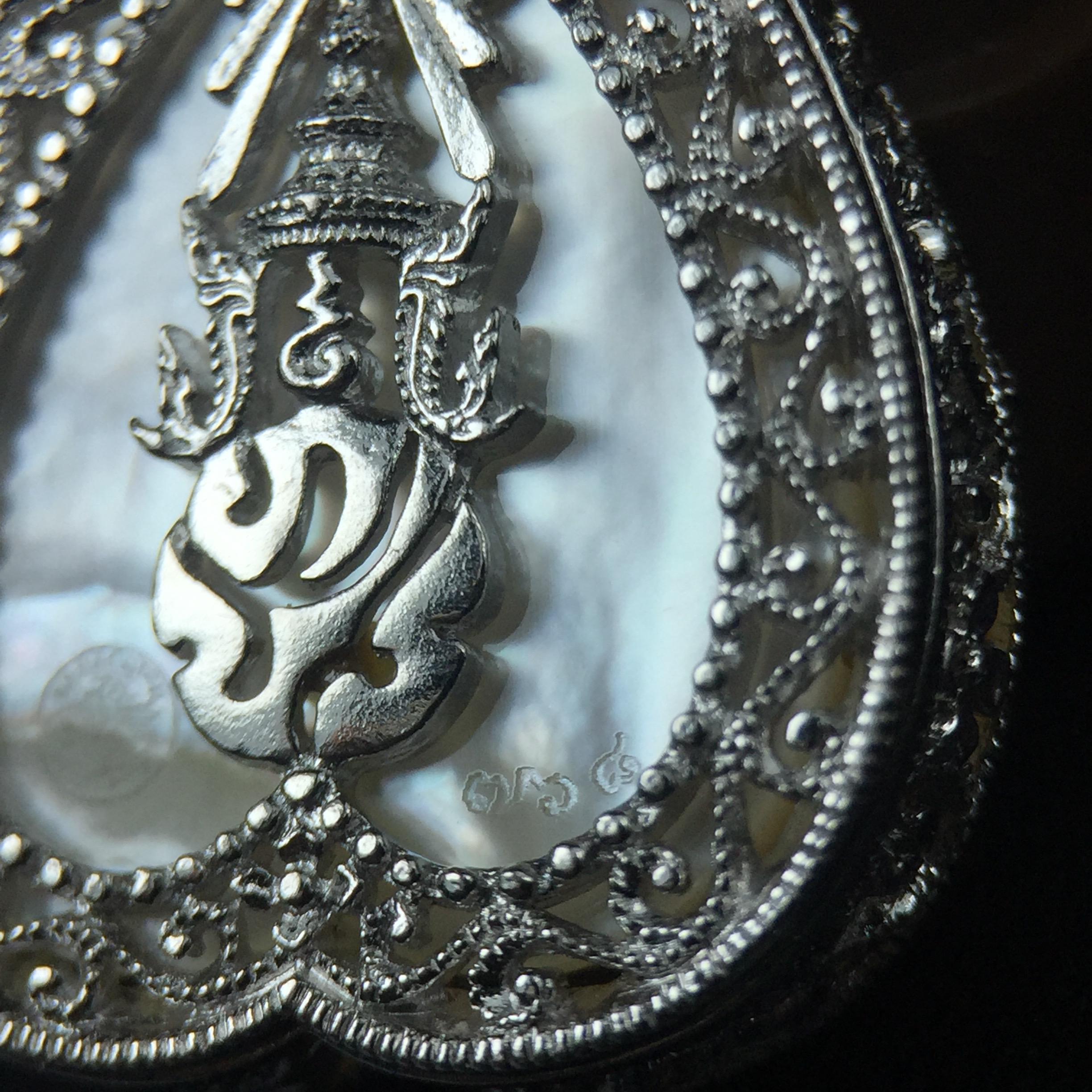 พระพุทธชินราช ภปร. โครงการ "เพราะแผ่นดินนี้ คือ แผ่นดินเกิด" ปี2548(รุ่นแรก) เหรียญทรงใบโพธิ์ ขนาด 21 x 29 มม. เนื้อเงินสามกษัตริย์ องค์พระชุบสามกษัตริย์ ล้อมด้วยกรอบเงินชุบทองคำขาวสลักเสลาเป็นลวดลายละเอียดอ่อน ส่วนพื้นองค์พระเป็นเปลือกหอยมุข