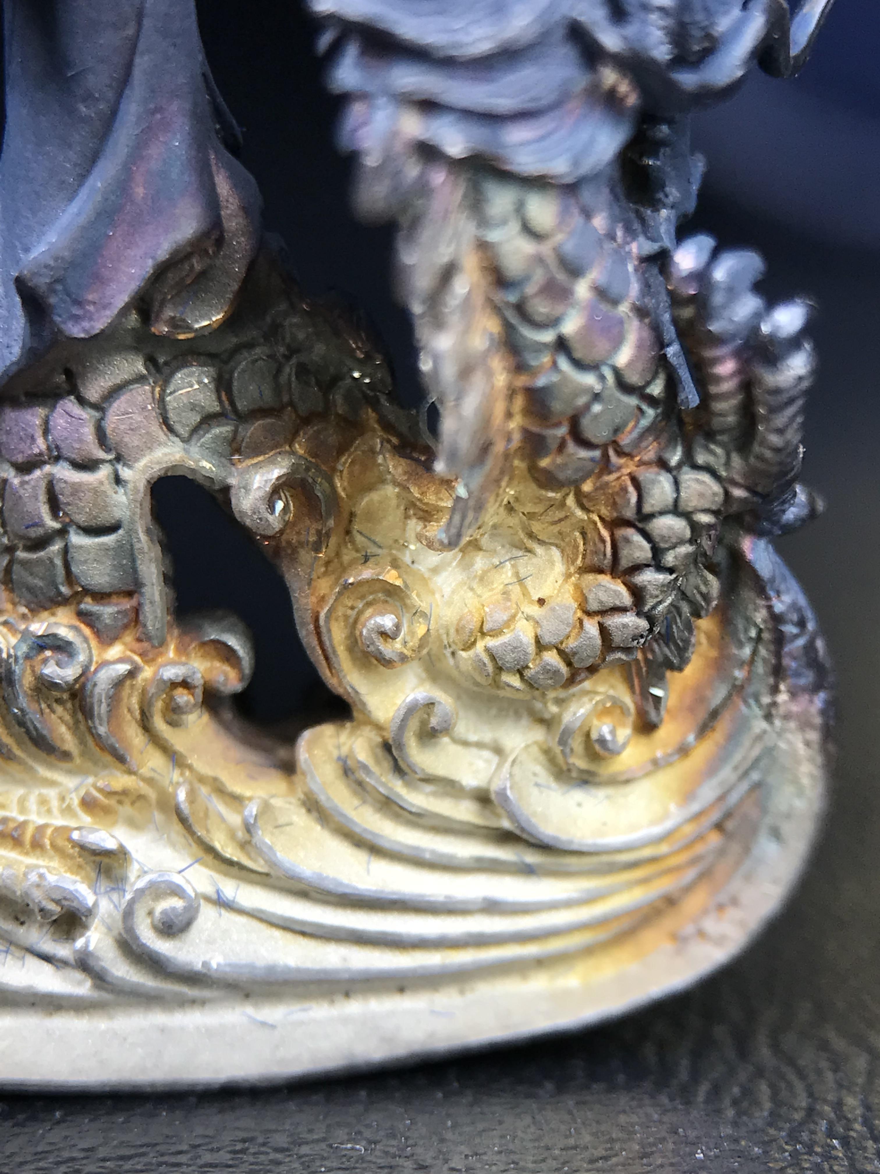 รูปหล่อลอยองค์พระโพธิสัตว์กวนอิม ทรงประทับมังกร จ.ระนอง ปี 2539 เนื้อเงิน พิมพ์ใหญ่(ผิวกลับดำทูโทนเข้มขลังสวยงามมีเสน่ห์)(สภาพผิวเดิม)(เสน่ห์พระเนื้อเงินสีสันที่ธรรมชาติสรรค์สร้าง)เฉลิมฉลองในวโรกาสที่พระบาทสมเด็จพระเจ้าอยู่หัวทรงครองสิริราชสมบัติครบ50ปี