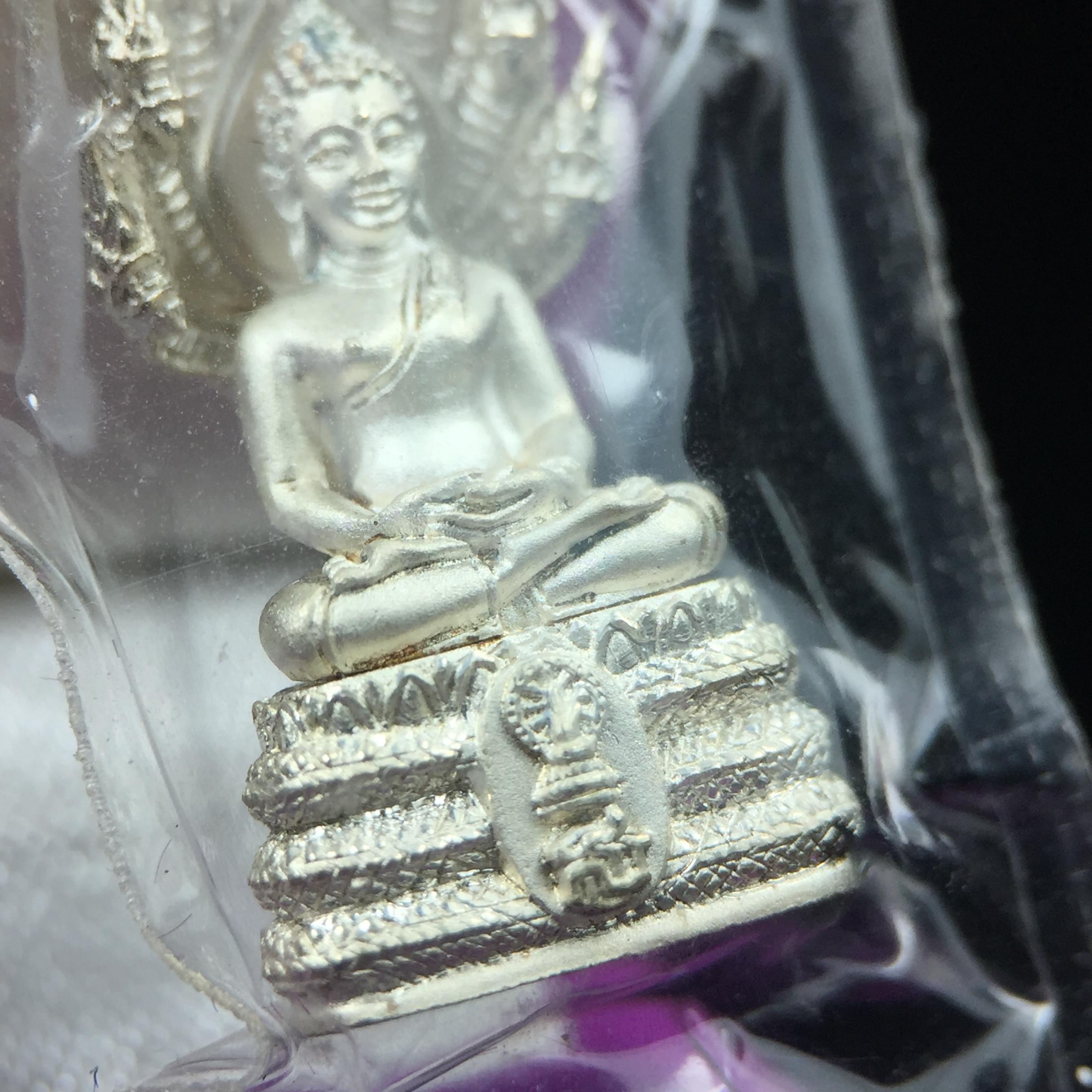 พระนาคปรก สธ. รุ่นสร้างพระอุโบสถเฉลิมพระเกียรติ 4 รอบ 84 พรรษา สมเด็จพระเทพรัตนราชสุดาฯ วัดบวรนิเวศวิหาร ปี 2543 พิมพ์เล็ก เนื้อเงินบริสุทธิ์ แบบพ่นทรายขัดเงาบางส่วน(สภาพ สวย ซีนซองกล่องบรรจุเดิมครบ)พิธีใหญ่ พุทธศิลป์งดงาม หายาก (1 ใน 2999 องค์)