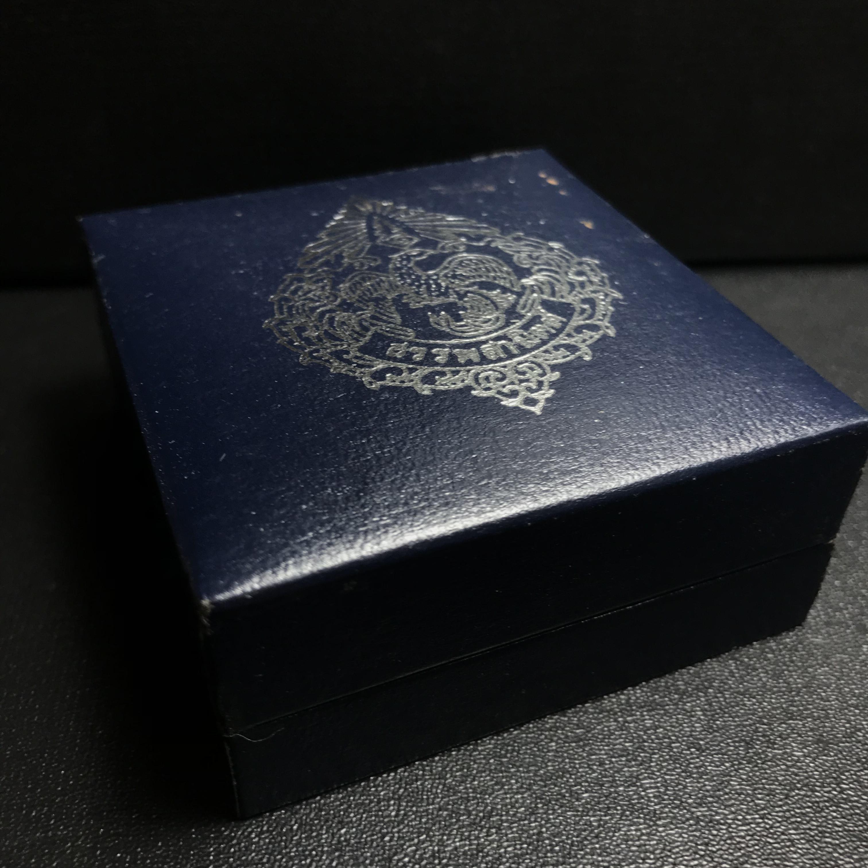 พระแก้วมรกต กรมสรรพสามิตจัดสร้างขึ้นเนื่องในโอกาสครบรอบ 64 ปีของกรมสรรพสามิต และเนื่องในวโรกาสที่พระบาทสมเด็จพระเจ้าอยู่หัวทรงครองราชย์ครบ 50 ปีในปีกาญจนาภิเษก เมื่อ พ.ศ.2539 เนื้อเงินรมดำขัดเงา(ชุบสามกษัตริย์ใหม่)พร้อมกล่องบรรจุเดิม