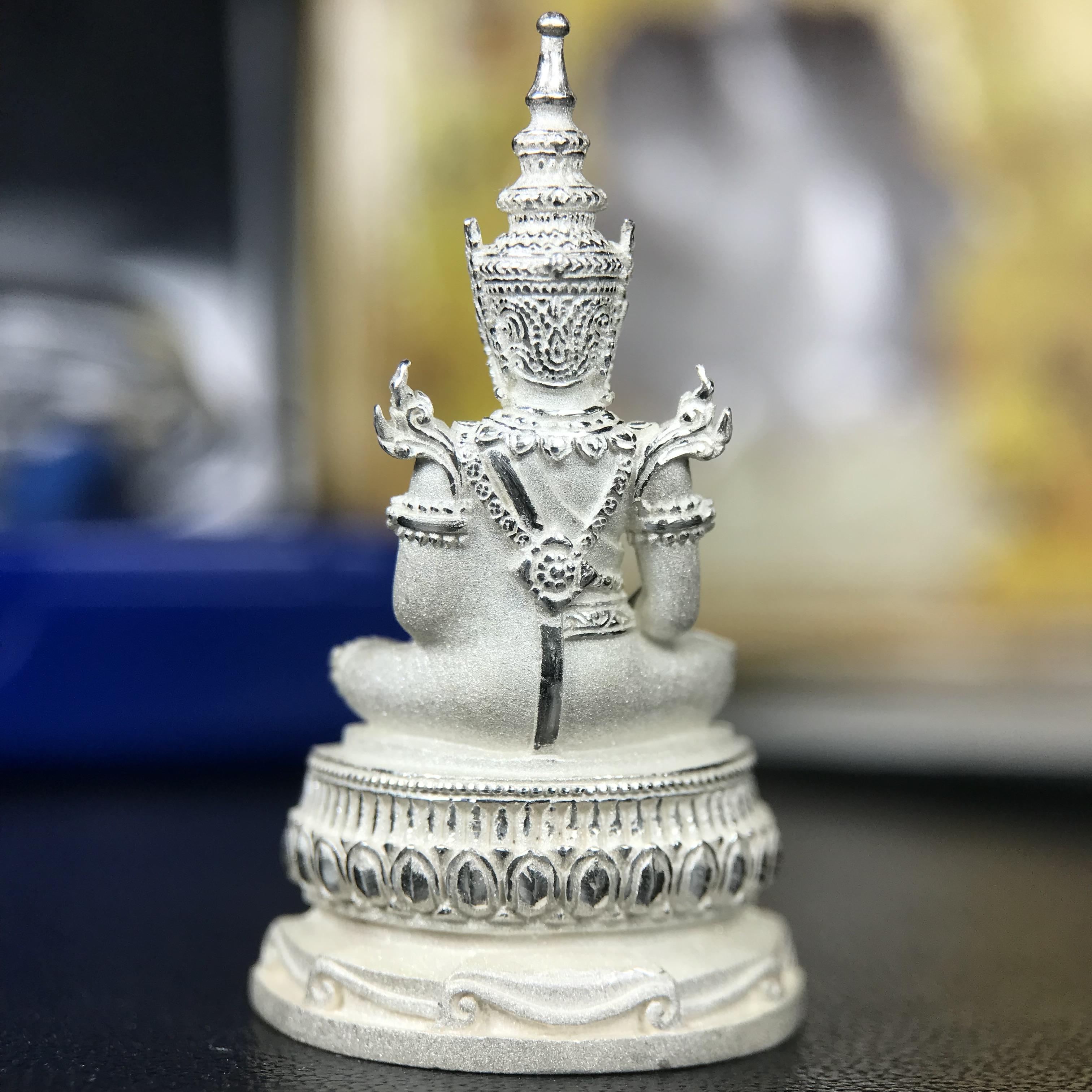 พระแก้วมรกต ทรงเครื่องฤดูร้อน พระราชทานประดิษฐานตราสัญลักษณ์ฉลองสิริราชสมบัติ ครบ 60 ปี ในหลวงรัชกาลที่ 9 พ.ศ.2549 เนื้อเงินลอยองค์พิมพ์ใหญ่ สูง 3.6 ซม. ขนาดหน้าตัก 1/2 นิ้ว (พิธีใหญ่มหาพุทธาภิเษก ณ พระอุโบสถวัดพระแก้ว เกจิอาจารย์ ทั่วประเทศ 108 รูป )