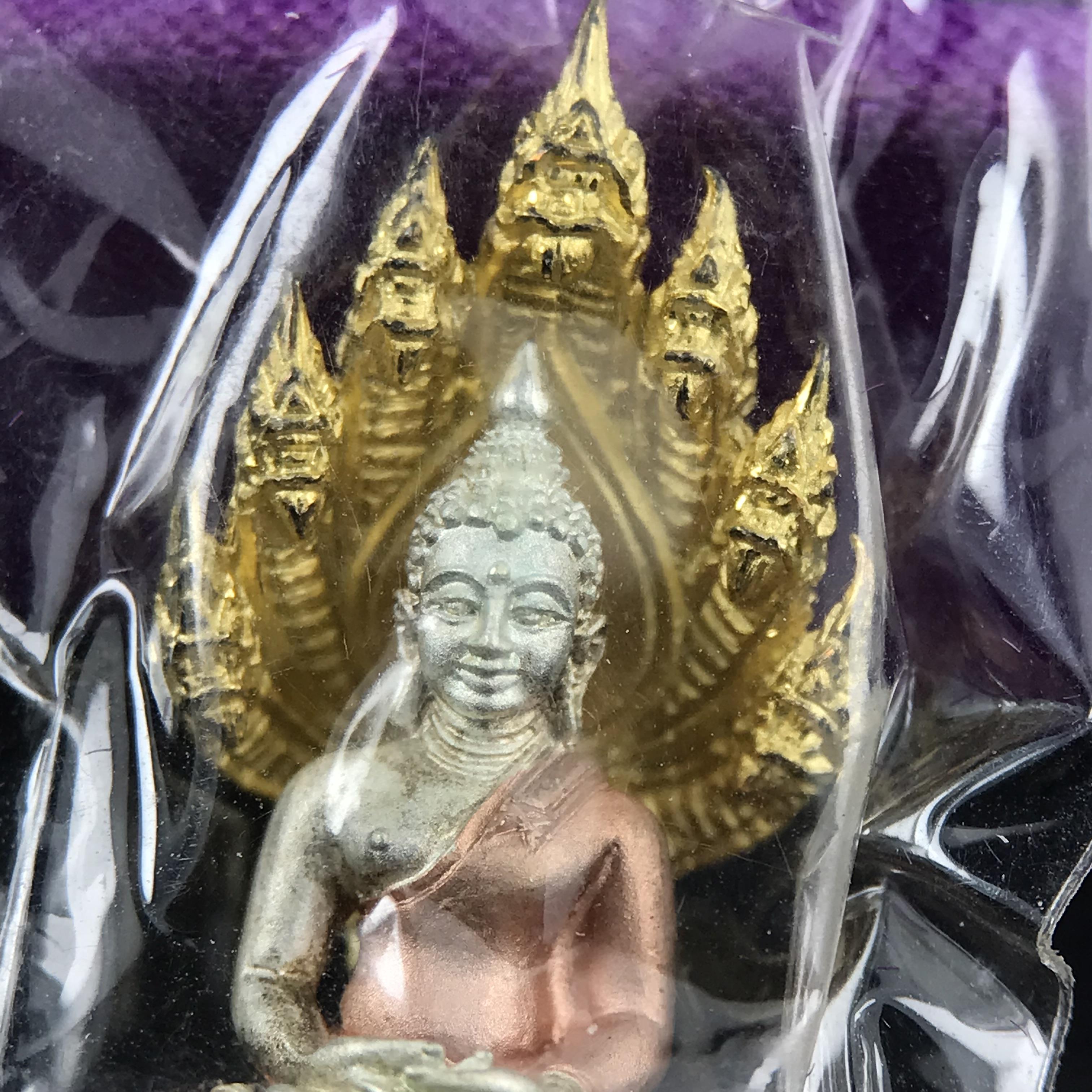 พระนาคปรก สธ. รุ่นสร้างพระอุโบสถเฉลิมพระเกียรติ 4 รอบ 84 พรรษา สมเด็จพระเทพรัตนราชสุดาฯ วัดบวรนิเวศวิหาร ปี 2543 พิมพ์เล็ก เนื้อเงินบริสุทธิ์ ชุบสามกษัตริย์แบบพ่นทรายขัดเงาบางส่วน(สภาพสวย ซีนซองกล่องบรรจุเดิม)พิธีใหญ่ พุทธศิลป์งดงาม หายาก (1 ใน 2999 องค์)