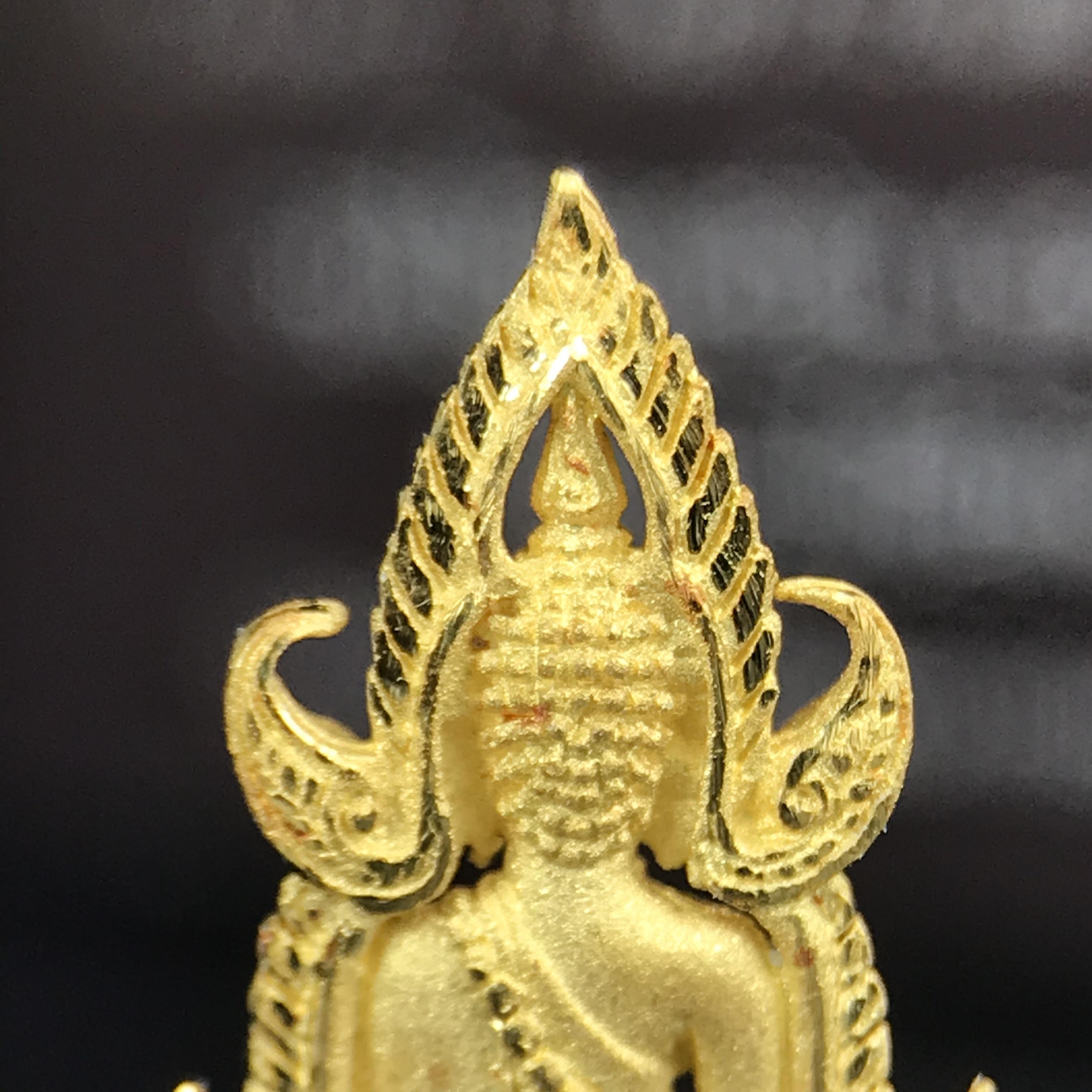 พระพุทธชินราช ภปร. โครงการ "เพราะแผ่นดินนี้ คือ แผ่นดินเกิด" ปี 2548(รุ่นแรก) ลอยองค์เนื้อทองคำบริสุทธิ์ 96.5% (น้ำหนัก 2.5 กรัม) หน้าตัก 1/4 นิ้ว (ขนาด 1.6 x1.1 ซม.) พุทธศิลป์งดงามทรงคุณค่า รุ่นยอดนิยม