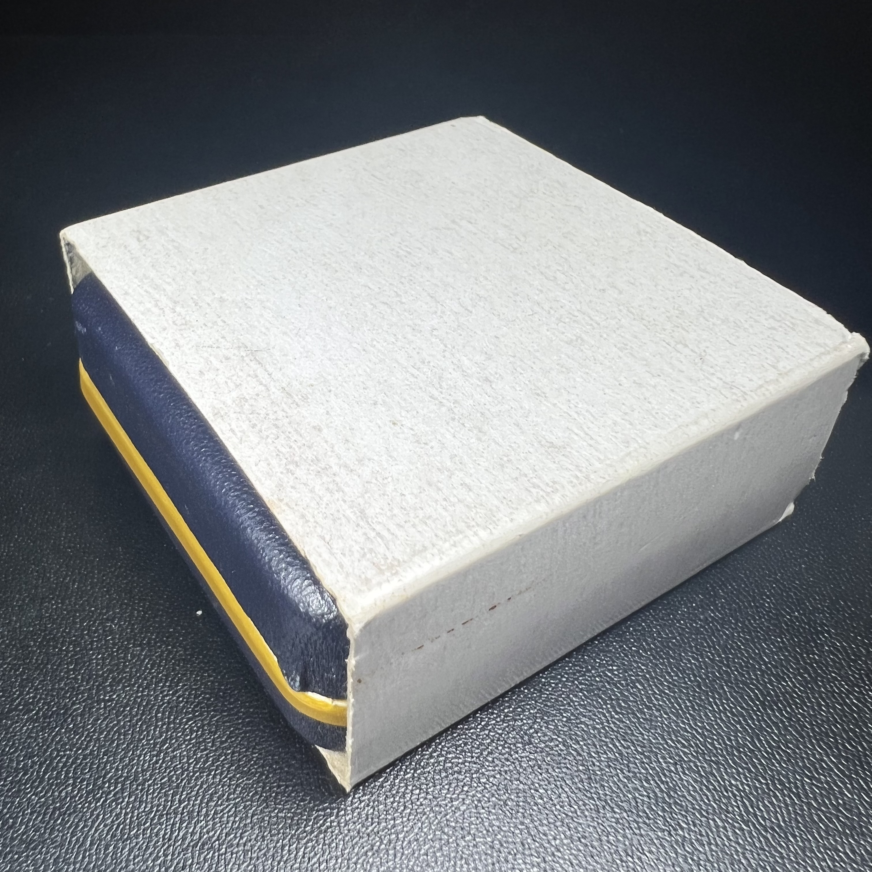 เหรียญสมเด็จพระญาณสังวร สมเด็จพระสังฆราช วัดบวรนิเวศวิหาร รุ่นเฉลิมพระเกียรติ ปี2539 เนื้อเงินลงยา(ผิวเดิมรุ้งๆสภาพสวยสมบูรณ์ กล่องบรรจุเดิมครบ)หมายเลข 943