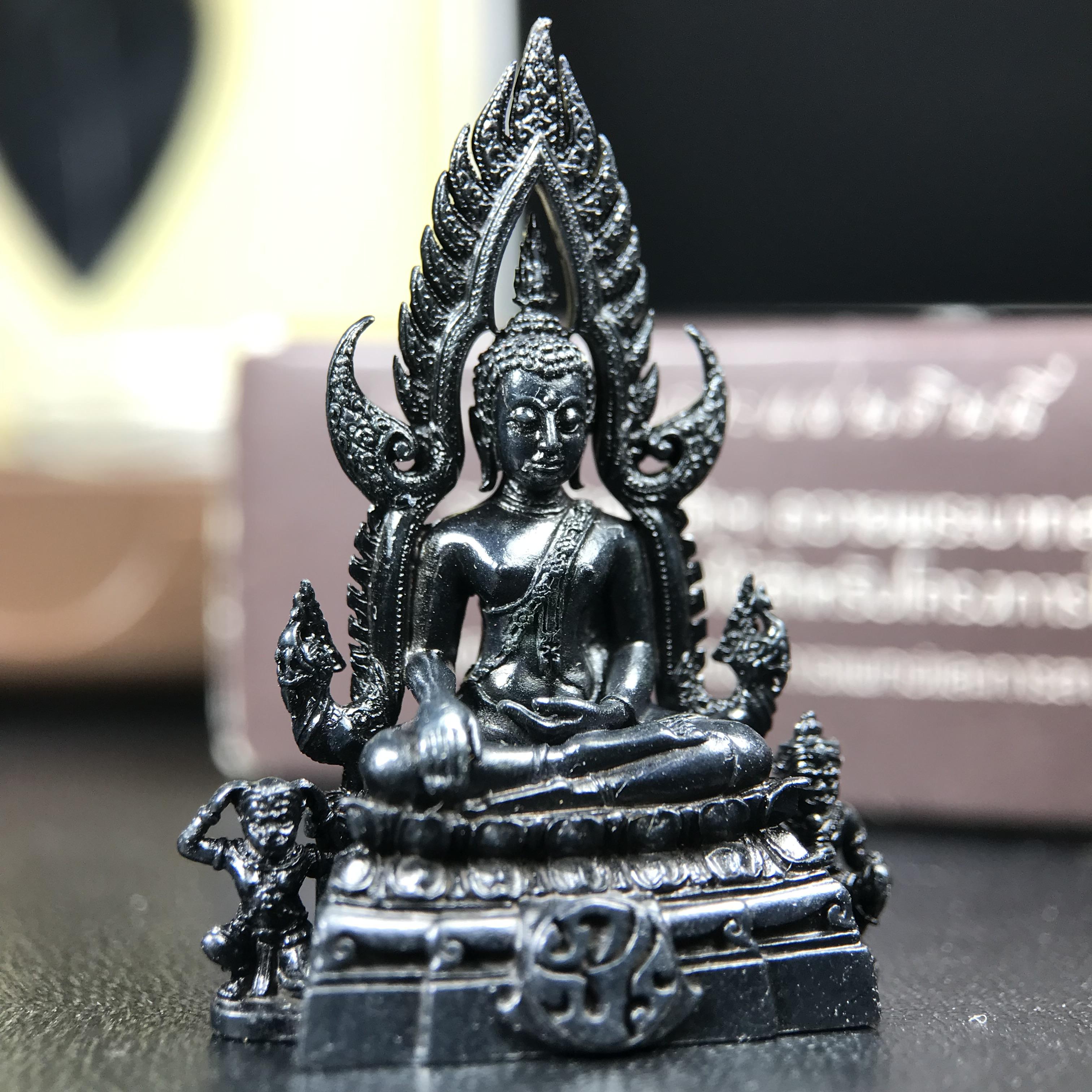 พระพุทธชินราช ภปร. โครงการ "เพราะแผ่นดินนี้ คือ แผ่นดินเกิด" ปี2548(รุ่นแรก) ลอยองค์ หน้าตัก 1/2 นิ้ว(ขนาด 3.5 x 2.5 ซม.) เนื้อเงินรมดำ(พุทธศิลป์จำลองเมื่อครั้งลอกทอง ครั้งที่3 เมื่อปี2547 ร้อยปีจะมีสักครั้ง "พระพุทธชินราชองค์ดำ")