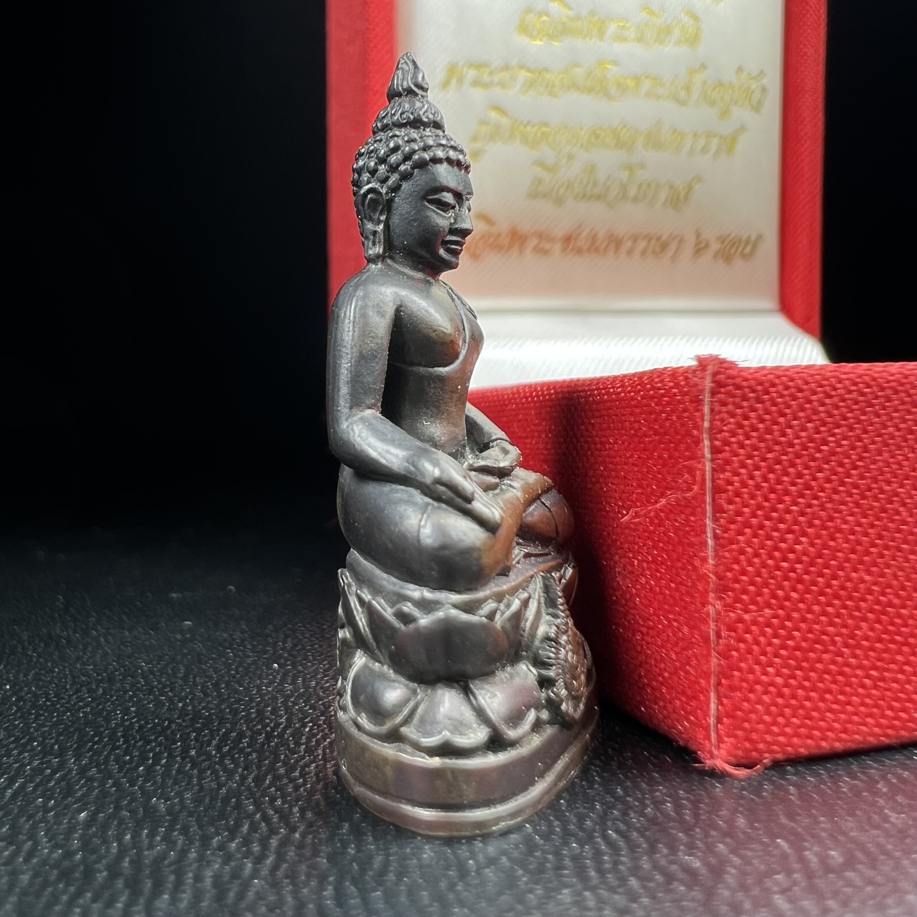 พระกริ่งไพรีพินาศ เฉลิมพระเกียรติ พระบาทสมเด็จพระเจ้าอยู่หัวรัชกาลที่9 พระชนมพรรษา 6 รอบ ปี2542 เนื้อนวโลหะผสมทองคำ(บรรจุเหล็กไหล)ดีนอก-ดีใน