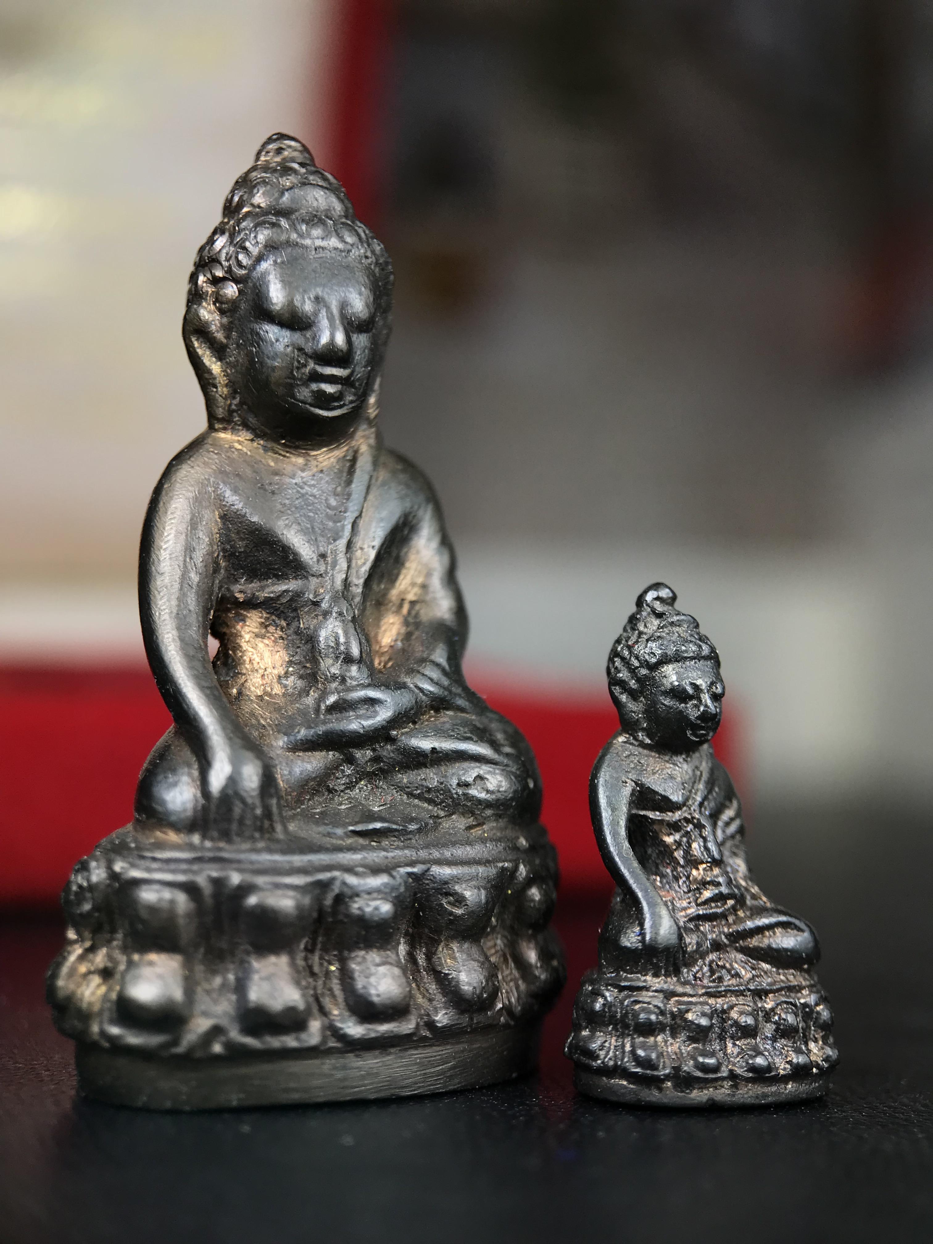 พระกริ่ง-พระชัยวัฒน์ ปวเรศ วัดบวรนิเวศวิหาร ปี 2530 พระบาทสมเด็จพระเจ้าอยู่หัวรัชกาลที่ 9 เจริญพระชนมพรรษา 5 รอบนักษัตริย์(ในหลวง ร.9 เสด็จเททอง)(บรรจุผงจิตรลดาเส้นเกศาในหลวงรัชกาลที่9)พร้อมสูจิบัตรเดิมตอนจัดสร้าง(สภาพสวยครบสมบูรณ์))พิธีใหญ่ รุ่นยอดนิยม