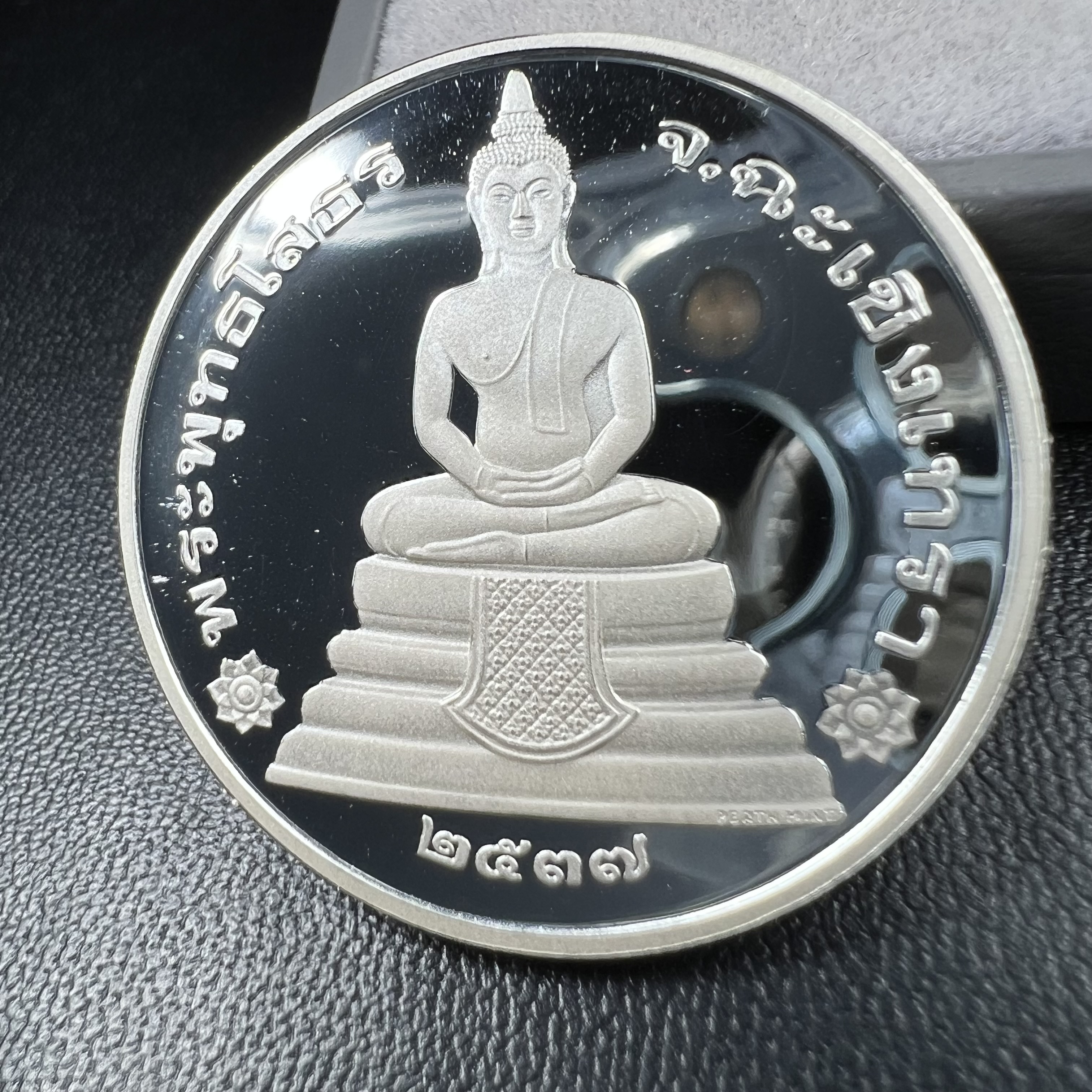 เหรียญพระพุทธโสธร รุ่นนานาชาติ(รุ่นแรก) วัดโสธรวรารามวรวิหาร ปี 2537 พิมพ์โสธรสองหน้า เนื้อเงินขัดเงา ขนาด 3.2 มม. จากโรงงานกษาปณ์เพิร์ธ ประเทศออสเตรเลีย(PERTH MINT AUSTRALIA) อันโด่งดังระดับโลก สภาพสวยพร้อมกล่องเดิมครบสมบูรณ์ (1 ใน 5000 เหรียญ)