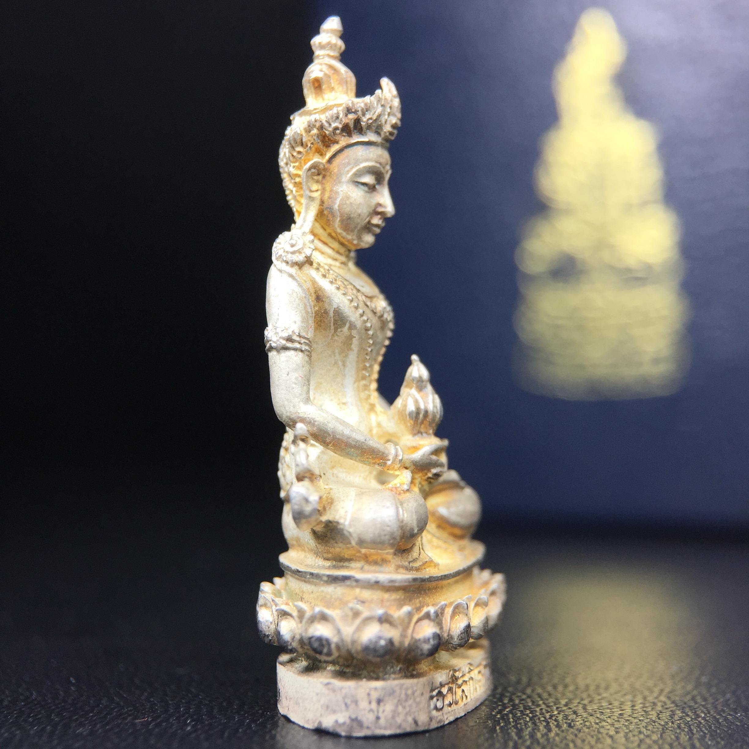 พระกริ่งอวโลกิเตศวร ( เจ้าแม่กวนอิม ) วัดโพธิ์แมนคุณาราม เนื้อเงิน พ่นทราย(ผิวเดิม ขึ้นสีรุ้งธรรมชาติ แบบนิยม เสน่ห์ของพระเนื้อเงิน) รุ่นอุดมโภคทรัพย์ พ.ศ.2539(อีกหนึ่งรุ่นยอดนิยม พุทธศิลป์สวยงดงาม)