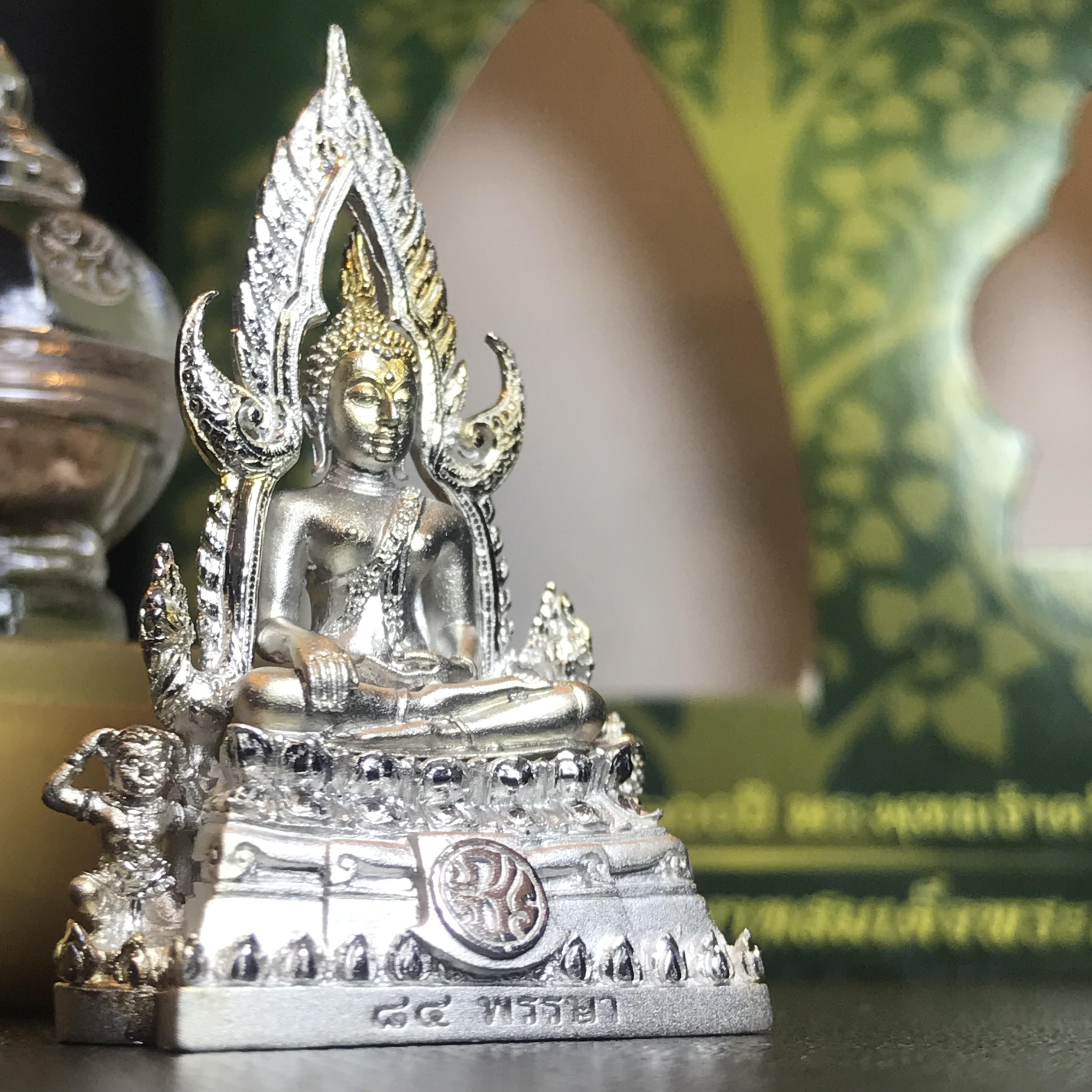 พระพุทธชินราช(จำลอง) ภปร. 84 พรรษา เนื้อเงินชุบทองคำขาว พิมพ์กลางขนาดหน้าตัก 1/2 นิ้ว(1ใน5000องค์) )(พระราชทานมวลสาร จิตรลดาและเส้นพระเจ้า(เส้นผม)รัชกาลที่9)