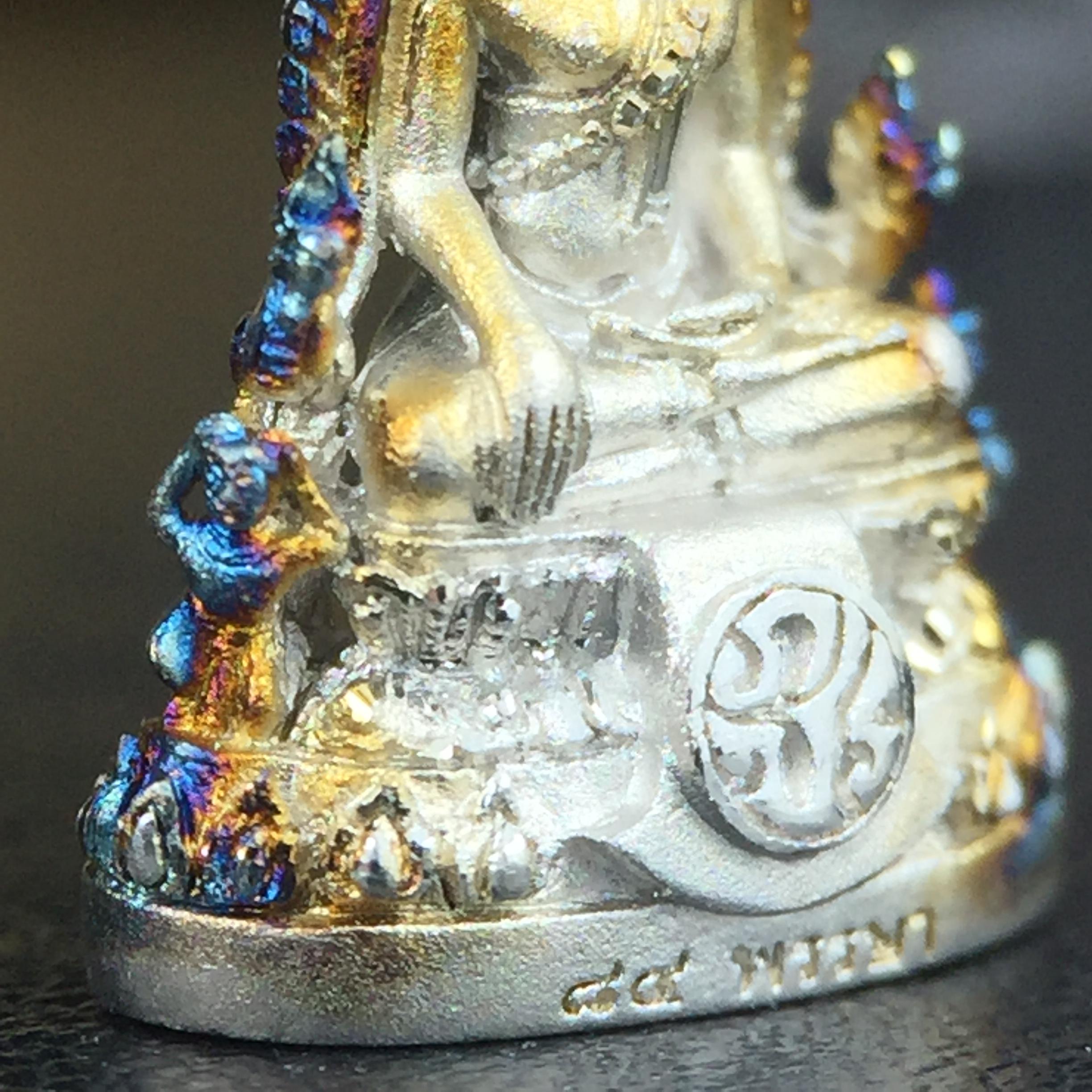 พระพุทธชินราช(จำลอง) ภปร. 84 พรรษา เนื้อเงินชุบทองคำขาว พิมพ์เล็กขนาดหน้าตัก 1/4 นิ้ว (สภาพผิวเดิมสวย ขึ้นสีรุ้งธรรมชาติ แบบนิยม)(พระราชทานมวลสาร จิตรลดาและเส้นพระเจ้า(เส้นผม))พุทธศิลป์ทรงคุณค่าอีกหนึ่งรุ่นยอดนิยม