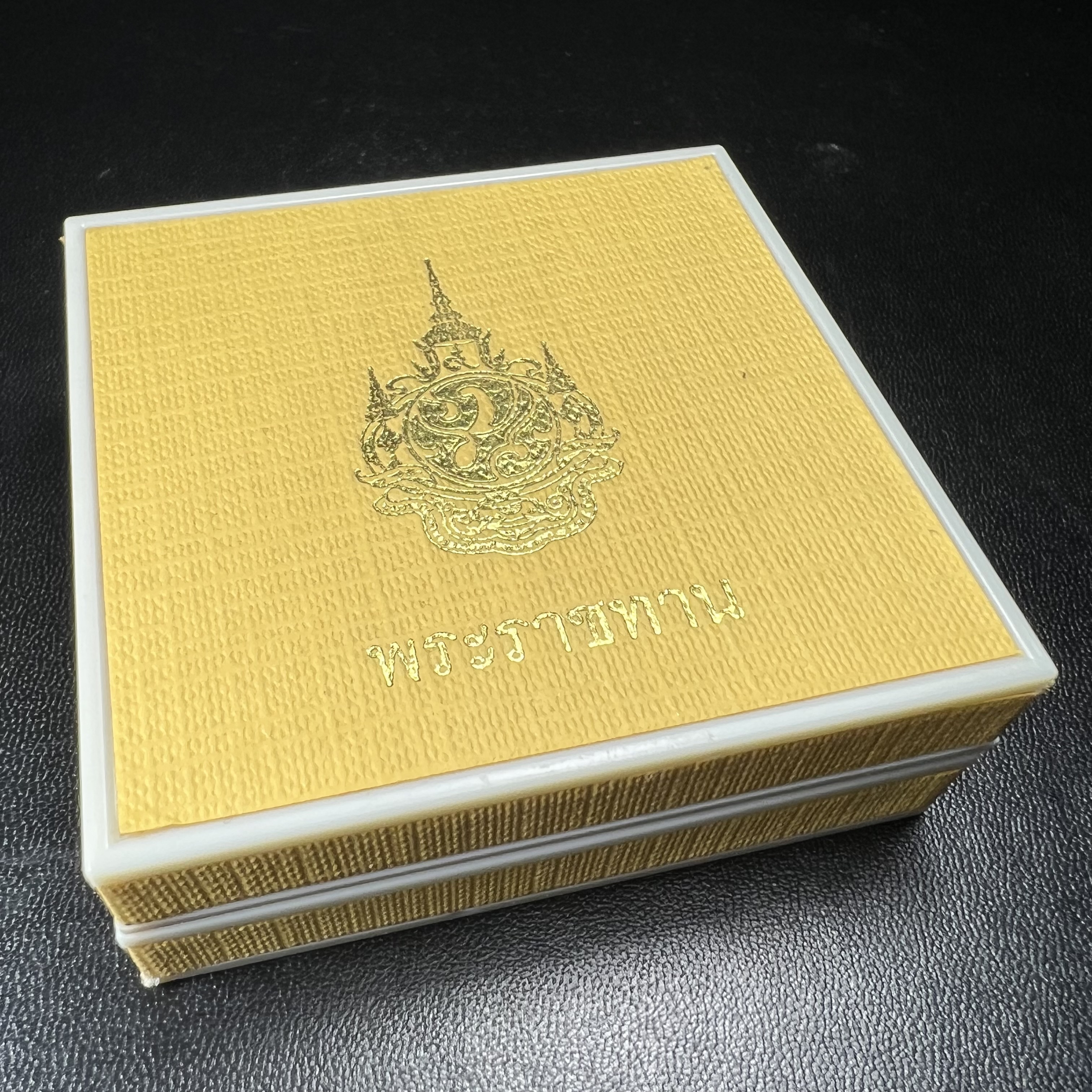 พระพุทธชินสีห์ หลังตรา ปรมาภิไธยย่อ ภปร. ในวโรกาสเฉลิมพระชมพรรษาในหลวงรัชกาลที่9 ครบ 7 รอบ และ ที่ระลึกสมโภชวัดบวรนิเวศวิหารครบ 175 ปี พ.ศ.2554 เหรียญเนื้อเงิน พิมพ์ใหญ่ ขนาดสูง 3.8 ซม. พร้อมกล่องบรรจุเดิมพระราชทาน(1 ใน 1585 เหรียญ)หายาก