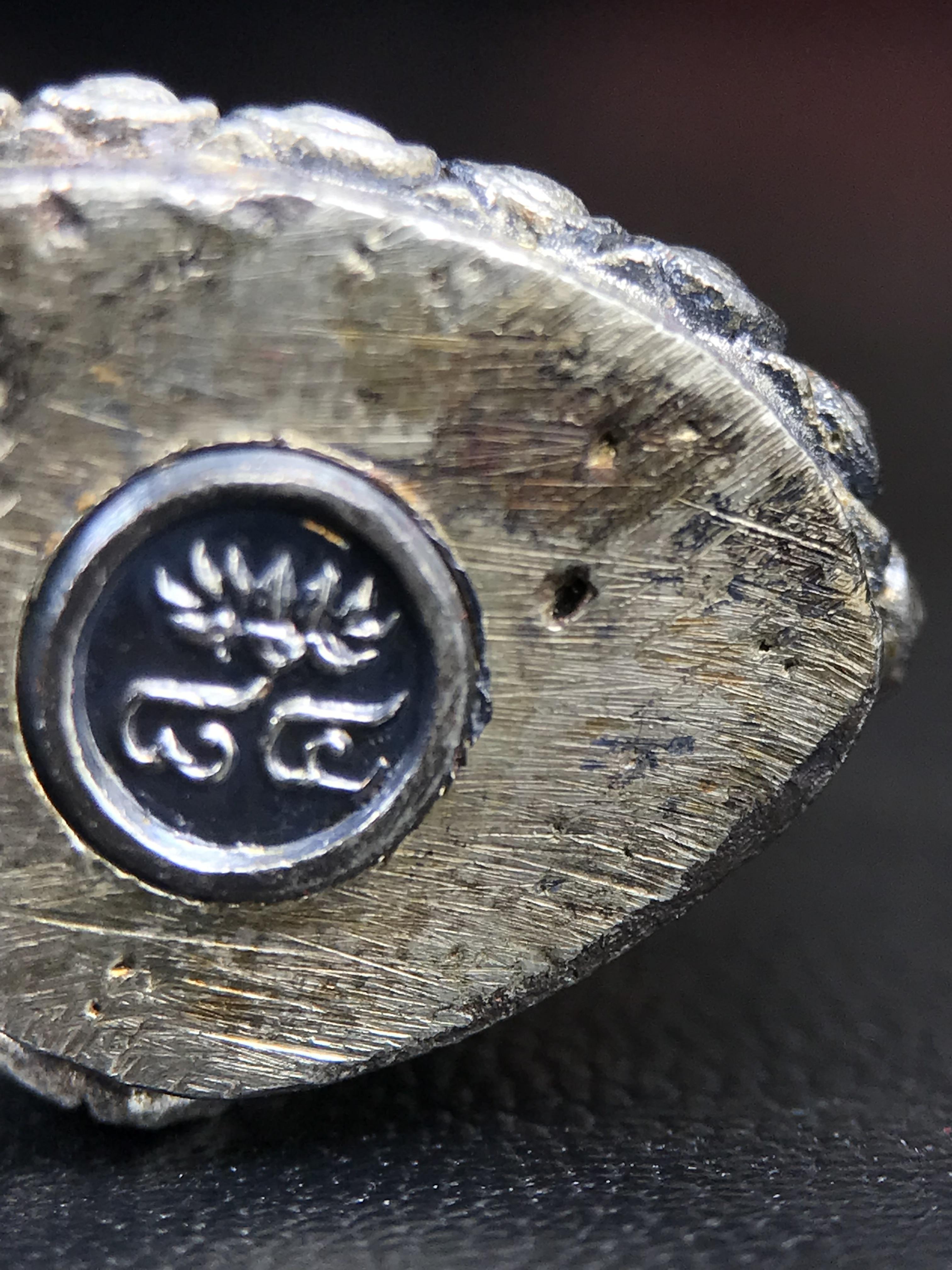 พระกริ่งฉลองพระชนมายุครบ 7 รอบ 84 พรรษา สมเด็จพระสังฆราช(วาสน์) วัดราชบพิธ พ.ศ.2525 เนื้อเงิน ผิวเดิมขึ้นน้ำทองสภาพสวยมาก ในกล่องชุดพิเศษกรรมการ พร้อมพระชัยวัฒน์ เนื้อนวโลหะ ครบชุดสมบูรณ์(งานแกะแม่พิมพ์โดย นายช่างเกษม มงคลเจริญ)(หายาก)