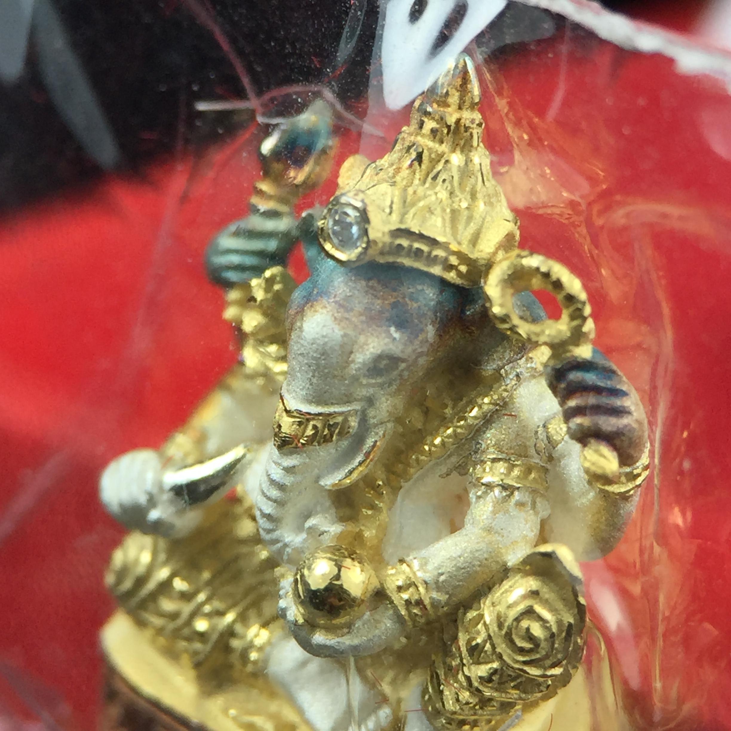 พระพิฆเณศวร วัดบวรนิเวศวิหาร ปี 2542 เนื้อเงินสามกษัตริย์พ่นทรายขัดเงาบางส่วน(ฝังพลอย1เม็ด)(ขนาด 2* 1.4 ซม.) สภาพสวยซีนซองเดิมพร้อมกล่องบรรจุเดิม ตอกโค๊ดหมายเลขกำกับ(ผิวเดิมขึ้นสีรุ้งธรรมชาติ สวย)(คัดสภาพสวยเดิม พิธีใหญ่ พุทธศิลป์งดงาม)