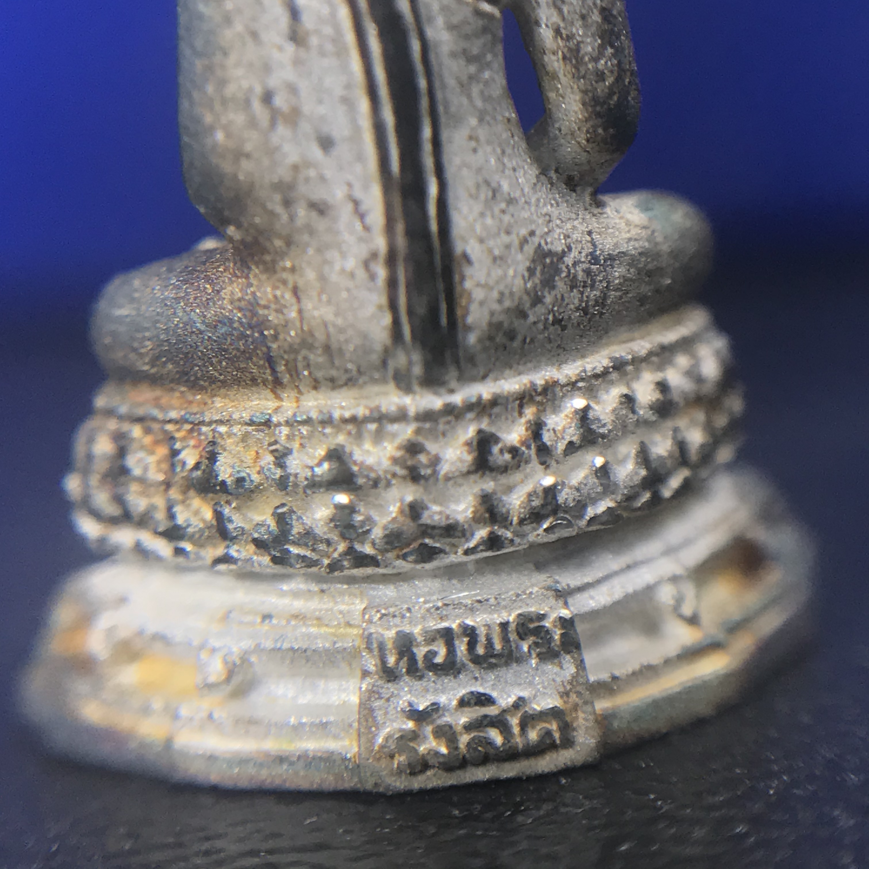 พระชัยวัฒน์พุทธสิหิงค์ ภปร. รุ่นสร้างหอพระธรรมศาสตร์ ปี2542 เนื้อเงิน(ผิวเดิม ขึ้นสีรุ้งธรรมชาติ แบบนิยม) มหาพิธี 3วาระอันยิ่งใหญ่