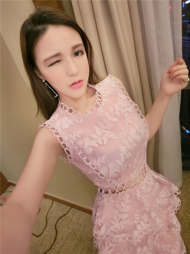 ชุดเดรสสั้นผ้าแก้วปักลูกไม้สีชมพูอ่อนกระโปรงระบายเป็นชั้นเก๋ๆ