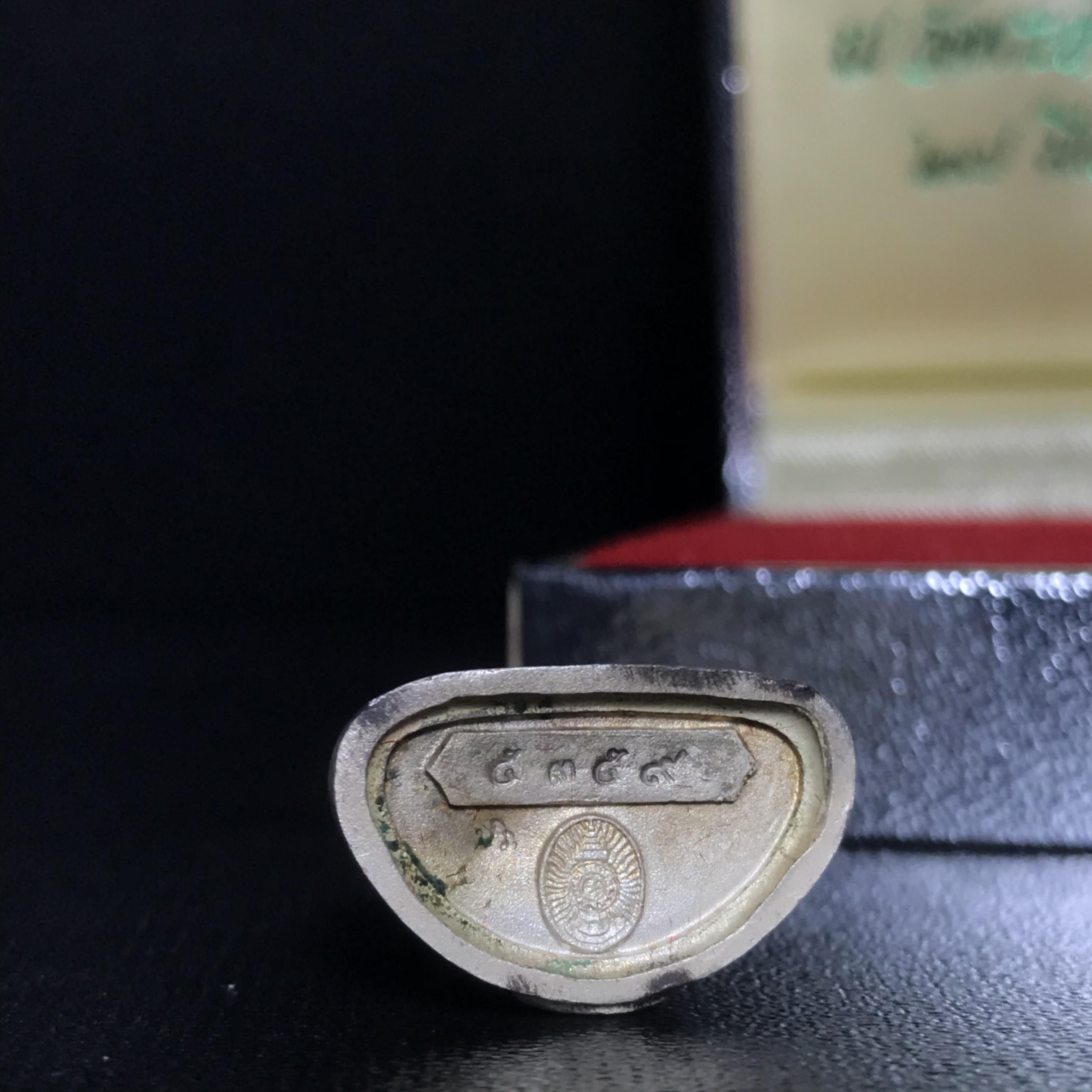 พระกริ่งพระพุทธนวราชบพิตร ครองสิริราชสมบัติครบ 50 ปี พ.ศ.2540 เนื้อเงินผิวเดิมๆ พร้อมกล่องบรรจุเดิม(1ใน9500องค์)